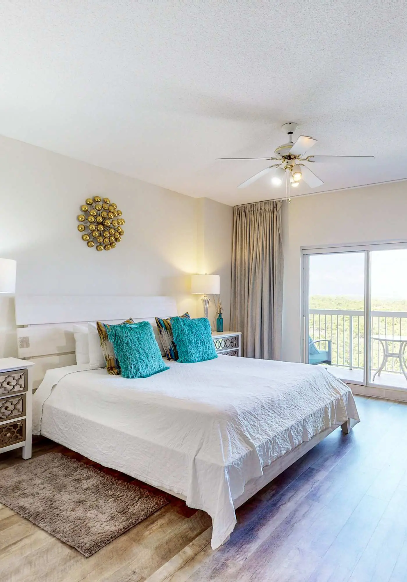 Studio for 2: pool, beach access & balcony
