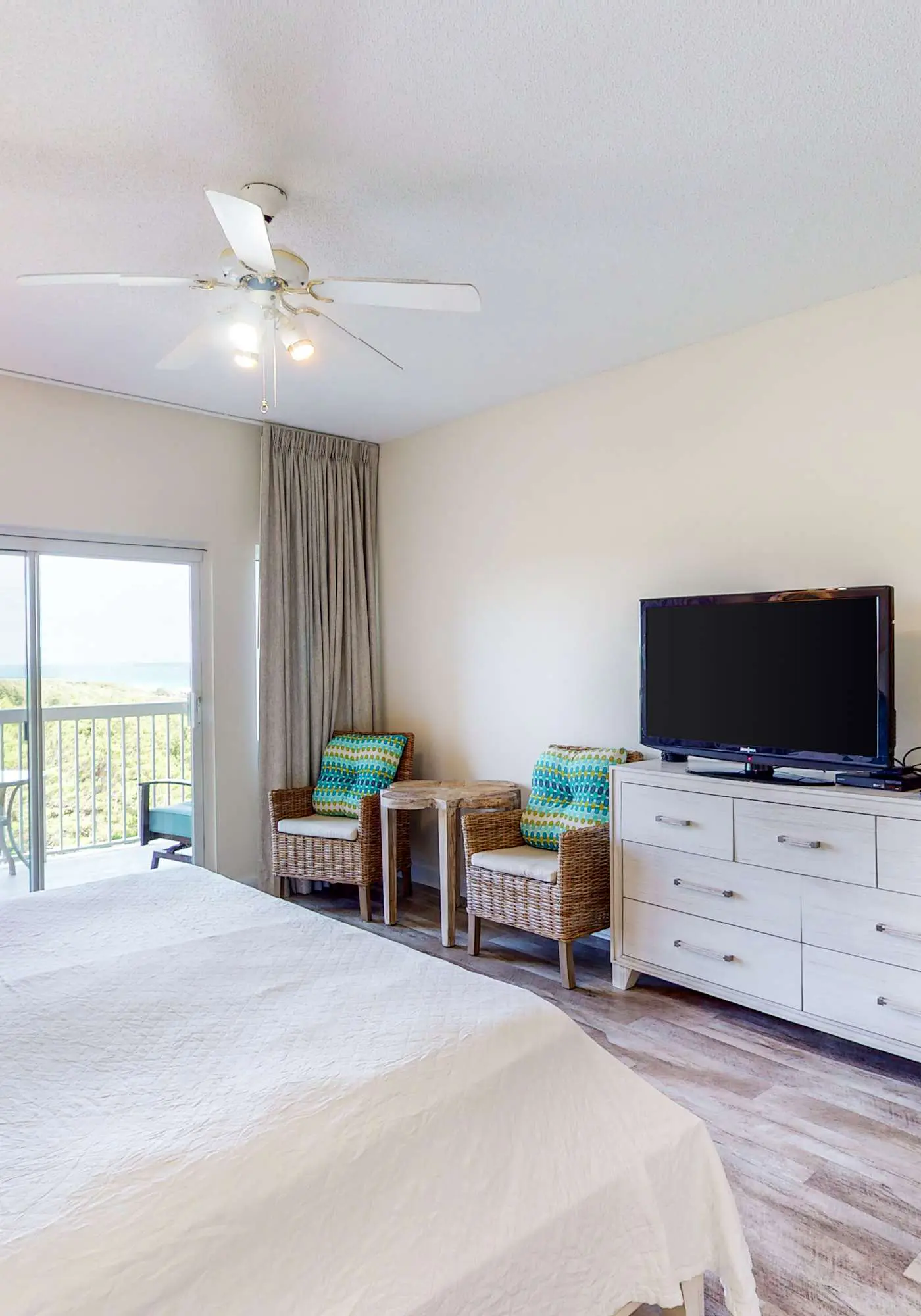 Studio for 2: pool, beach access & balcony