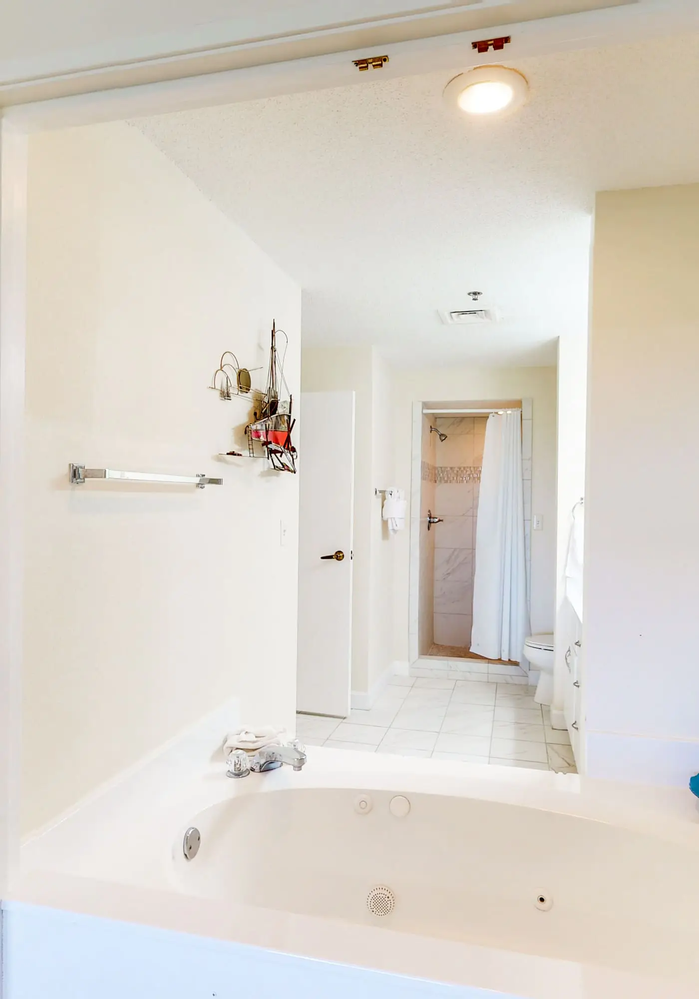 Studio for 2: pool, beach access & balcony