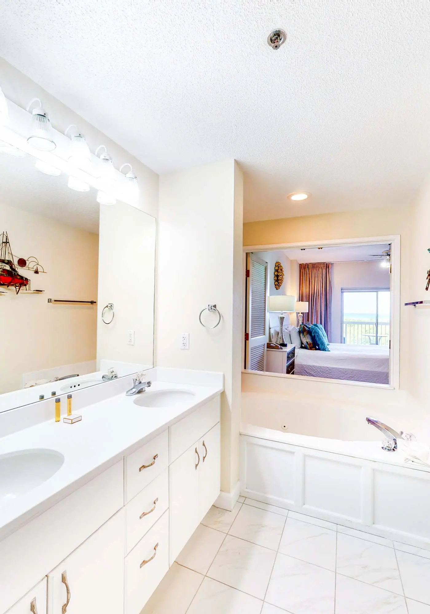 Studio for 2: pool, beach access & balcony