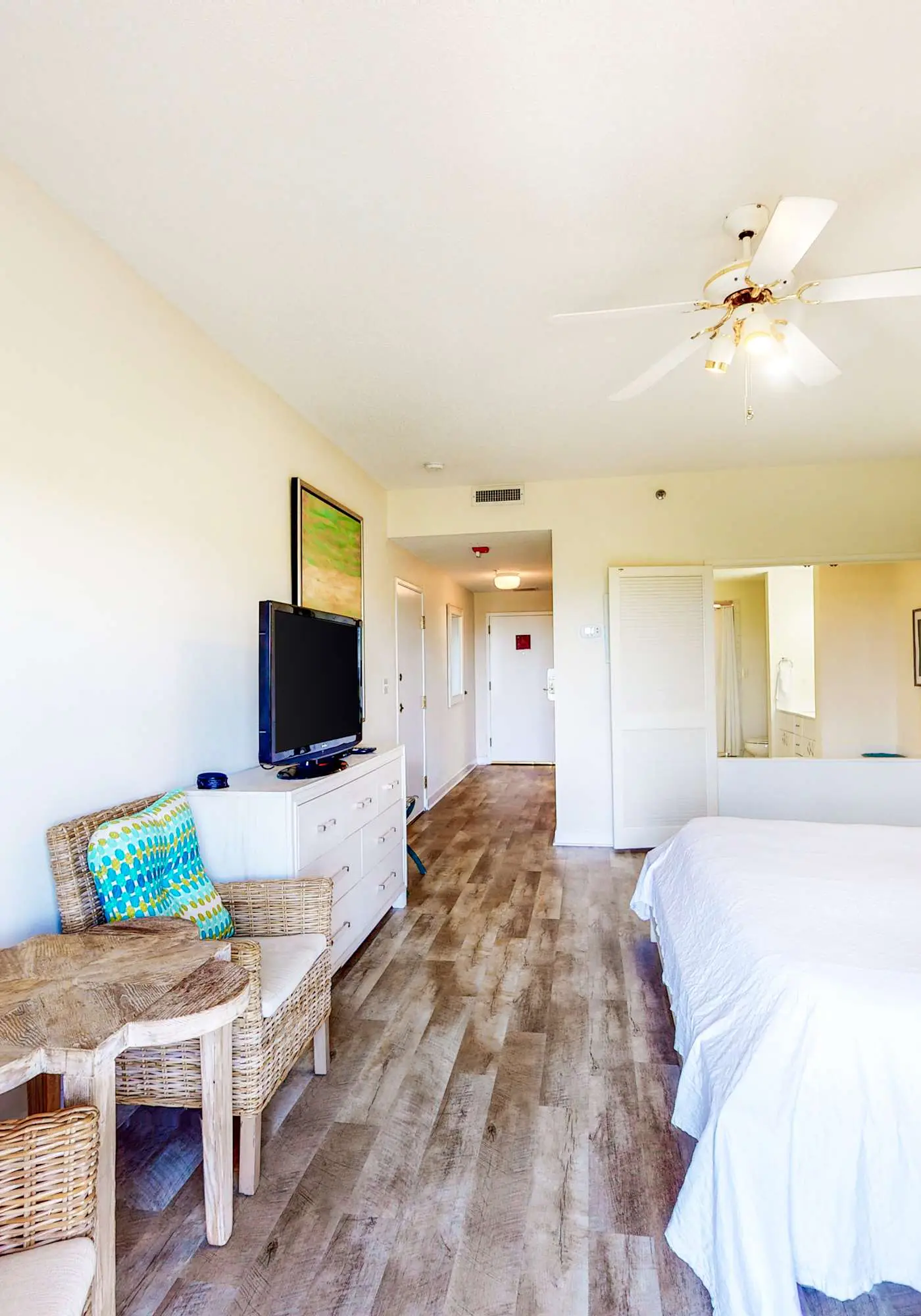 Studio for 2: pool, beach access & balcony