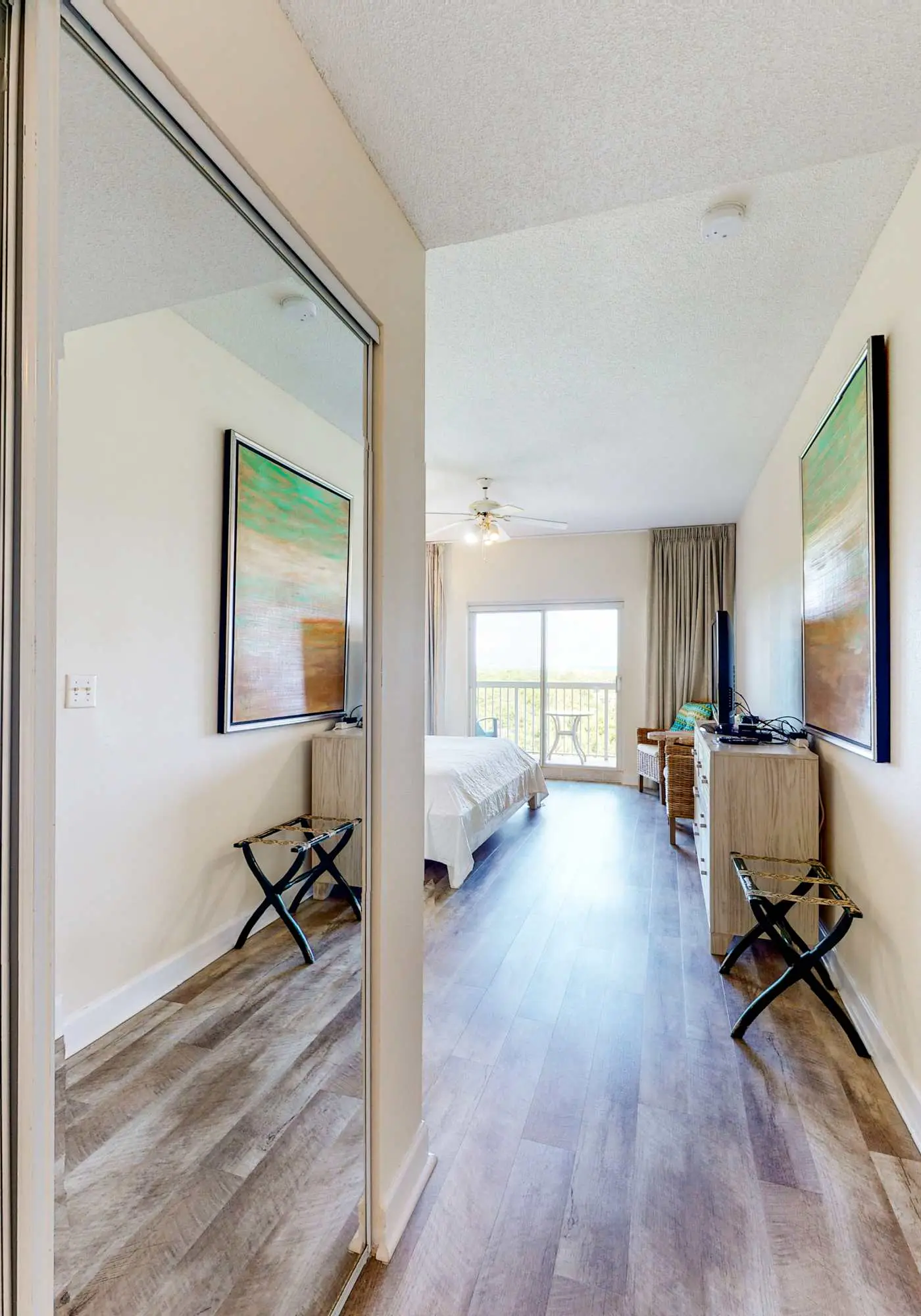 Studio for 2: pool, beach access & balcony