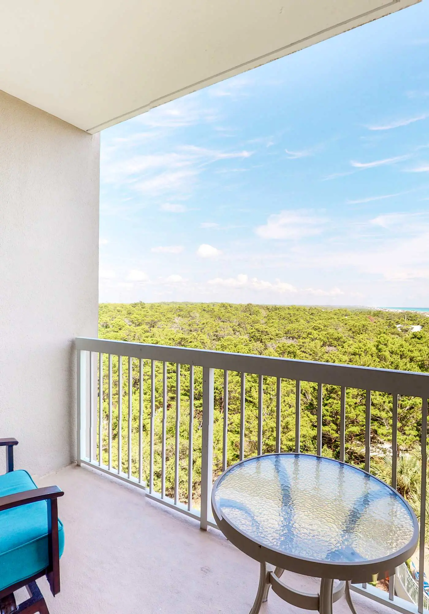 Studio for 2: pool, beach access & balcony