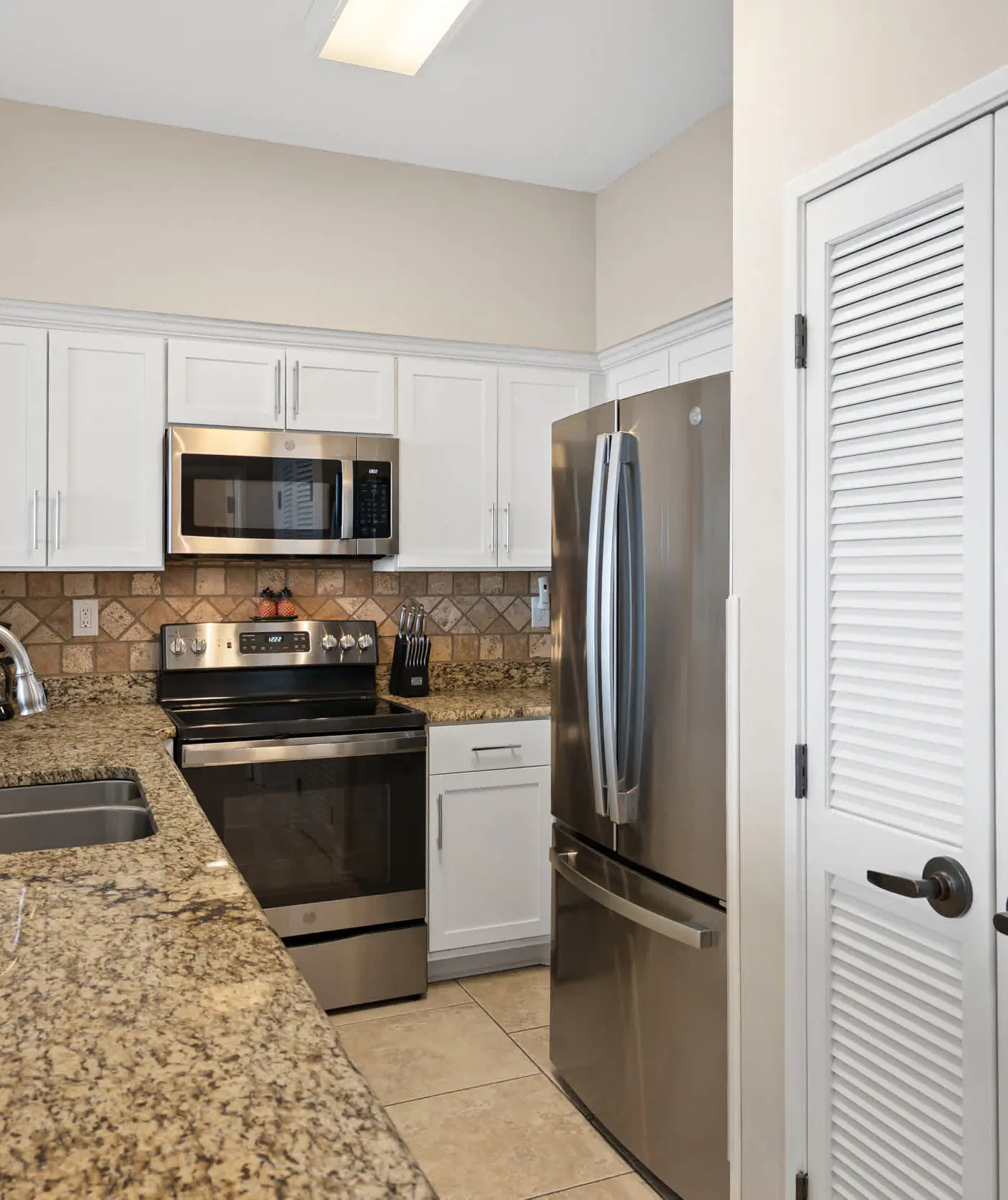 Exclusive beachfront: Gulf views, sleeps 6