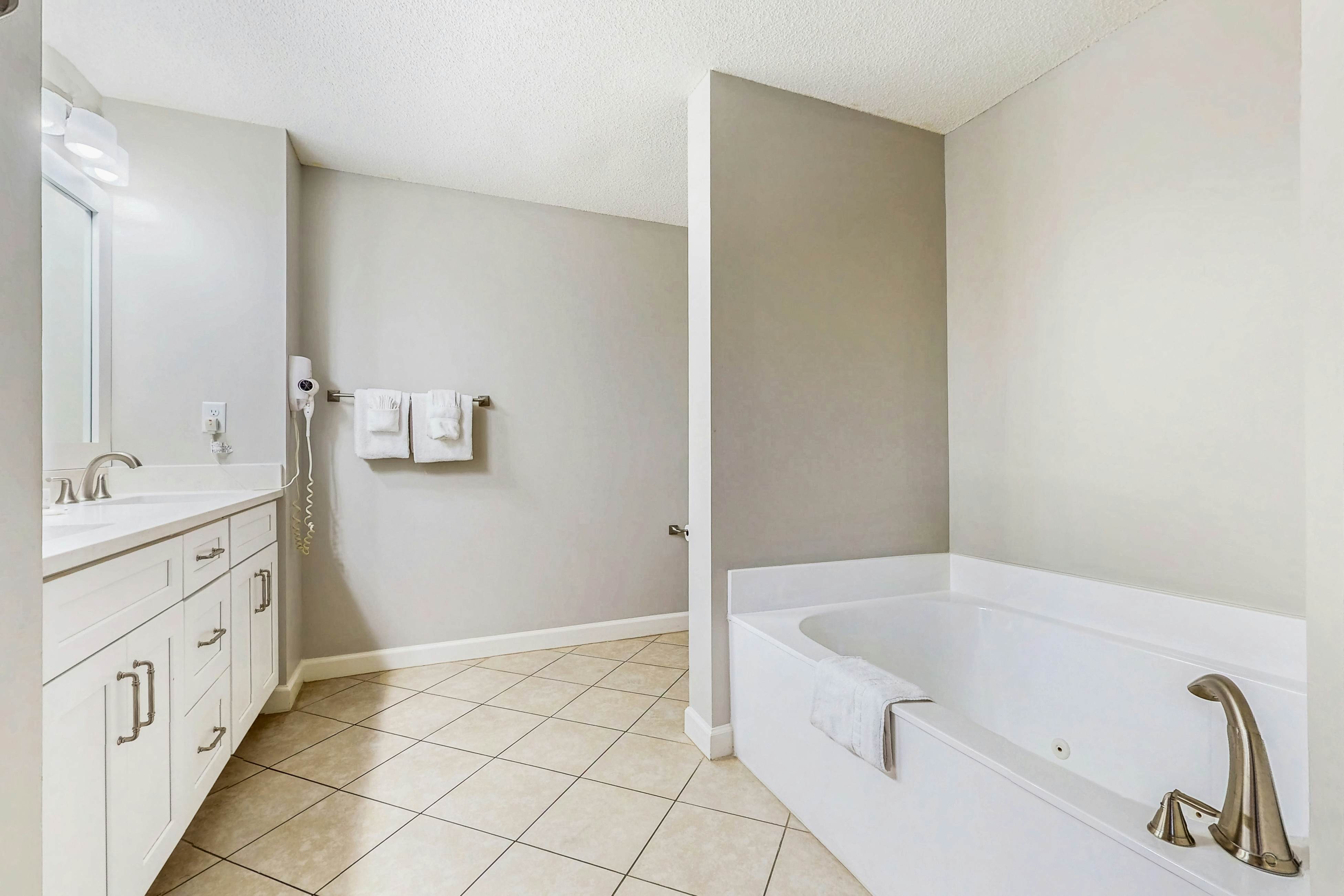 Gulf-Front Condo with Pools Hot Tub and Tennis