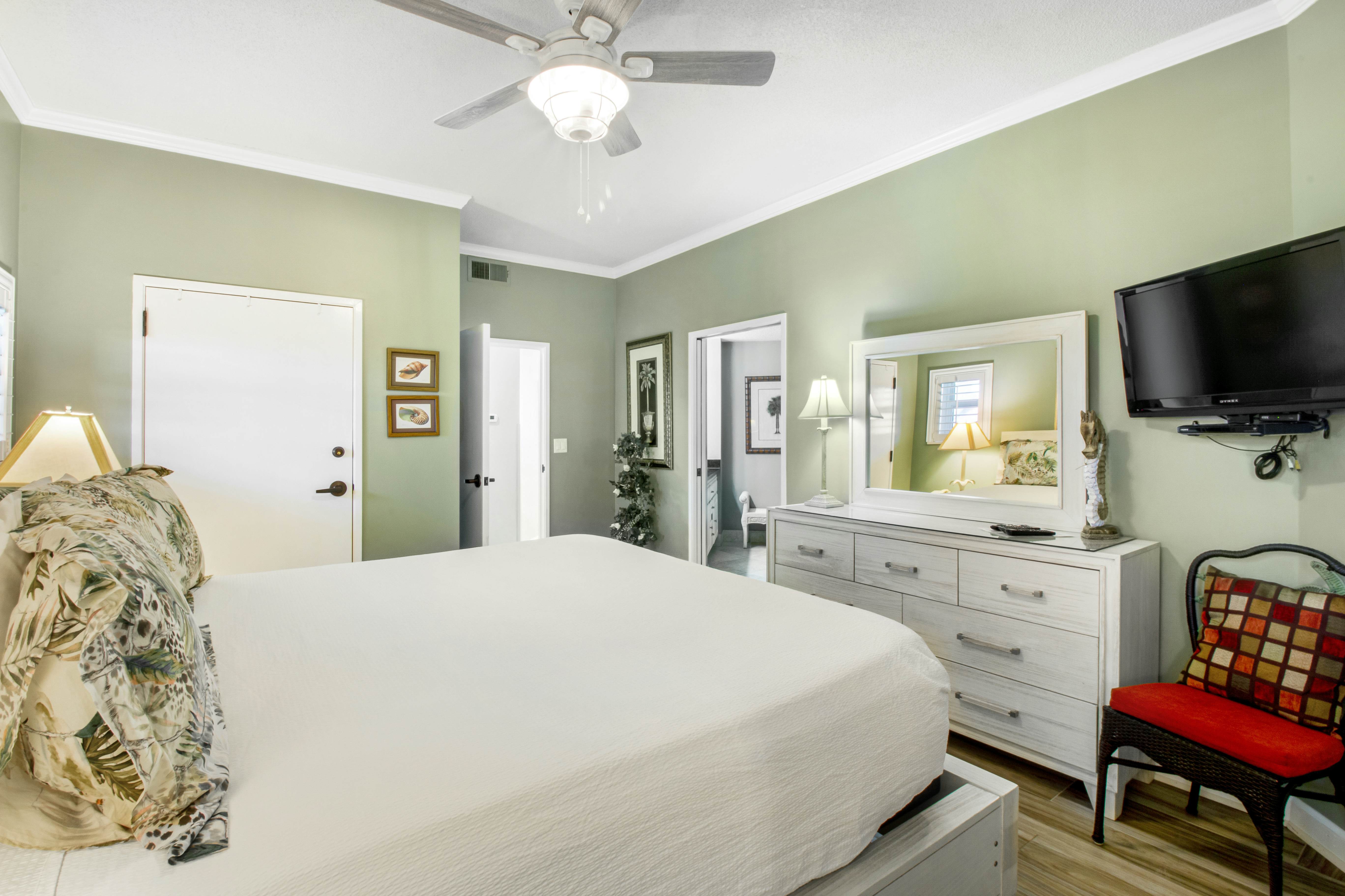 Gulf-Front Condo with Balcony Pools and Gym