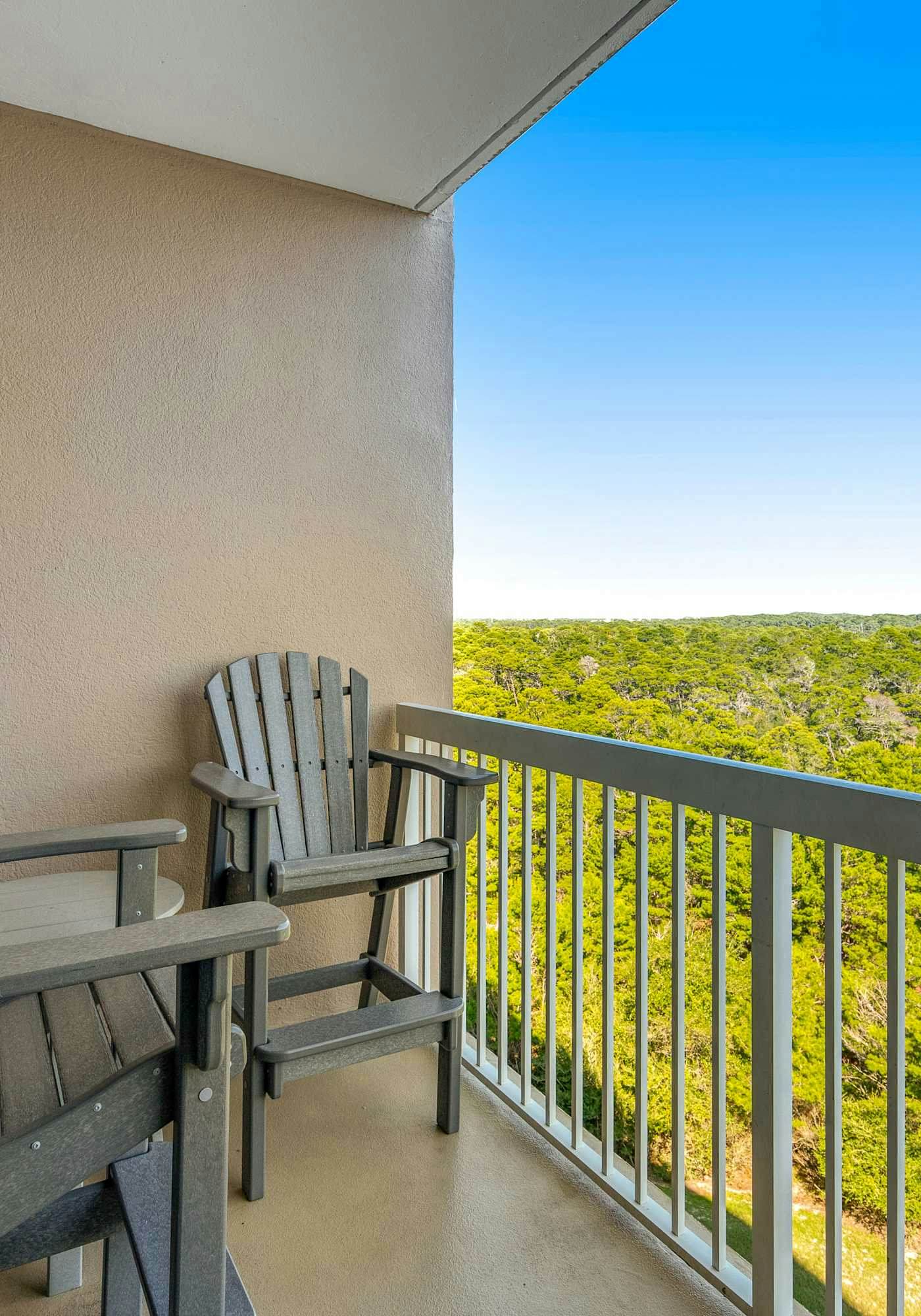 Shoreline views, private balcony retreat