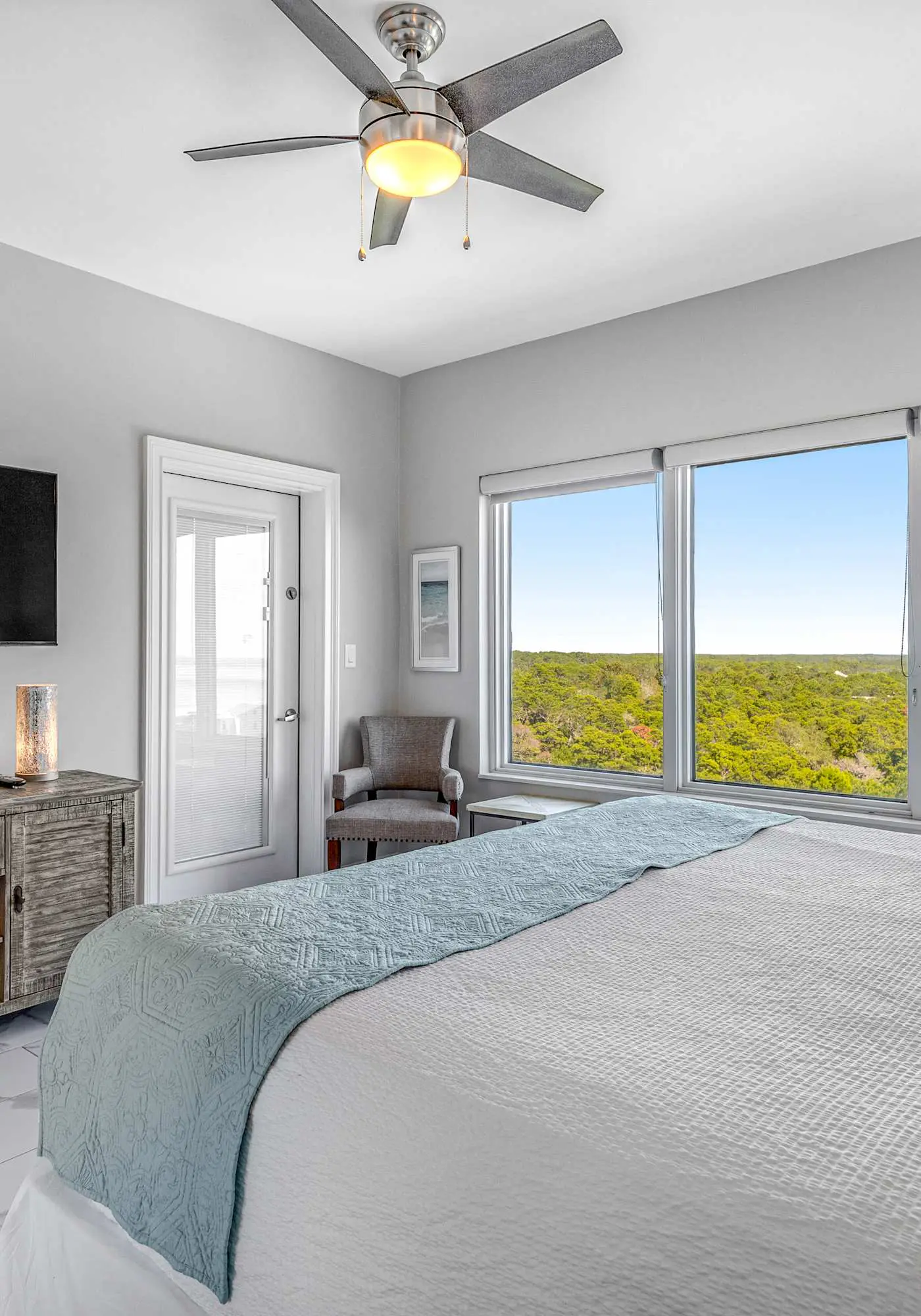 Shoreline views, private balcony retreat