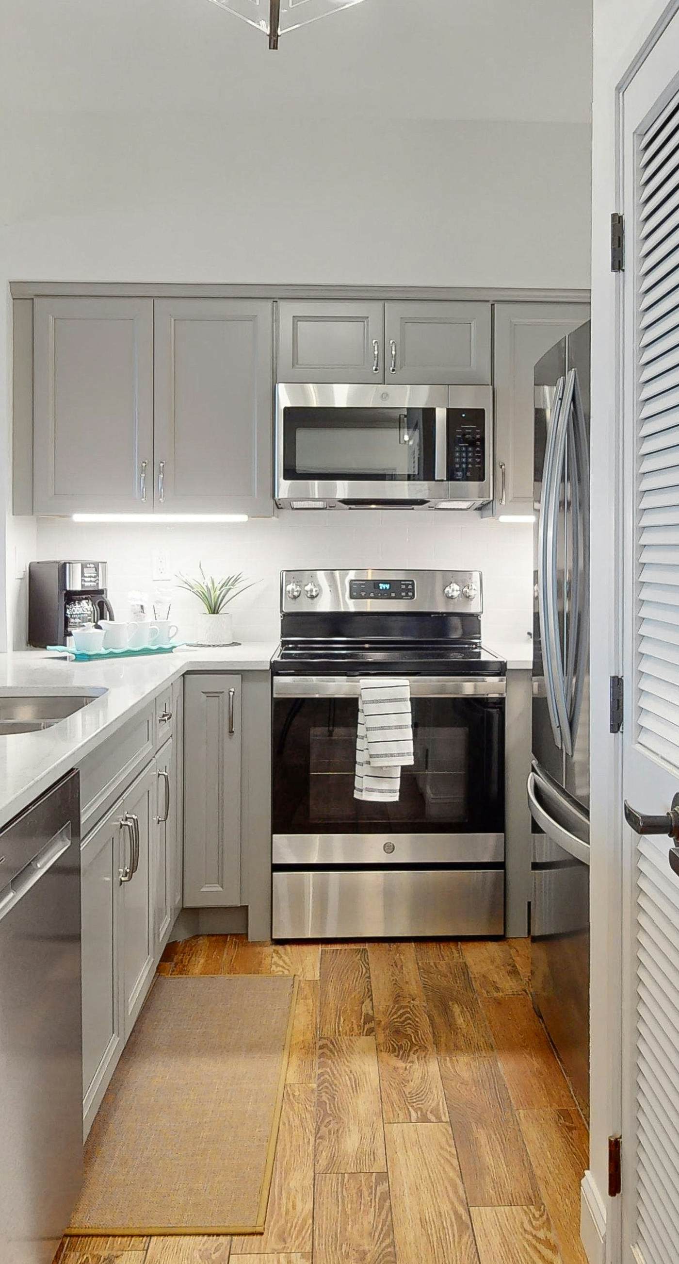 Elegant 9th-Floor Condo with Pools and Gym