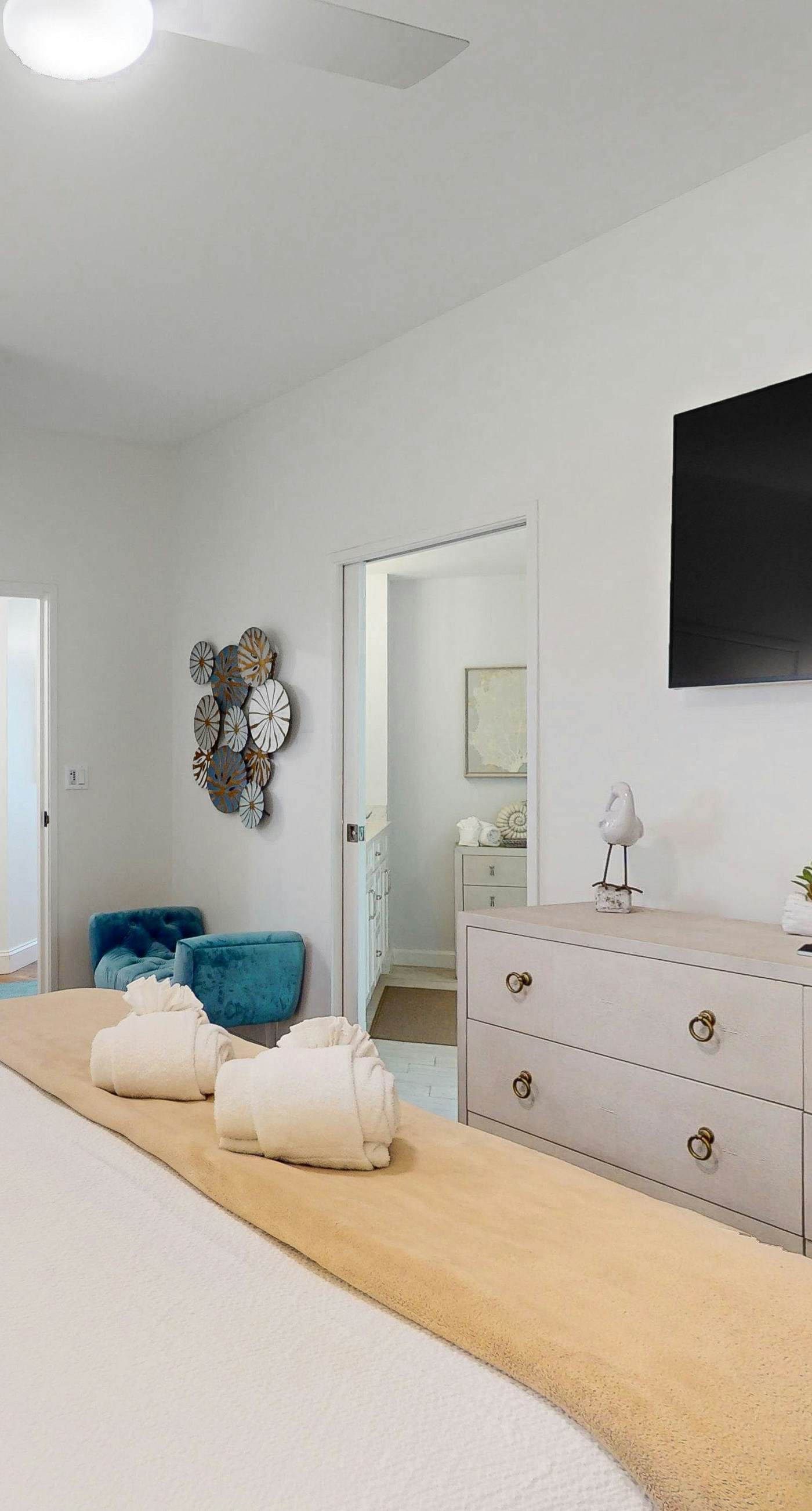 Elegant 9th-Floor Condo with Pools and Gym