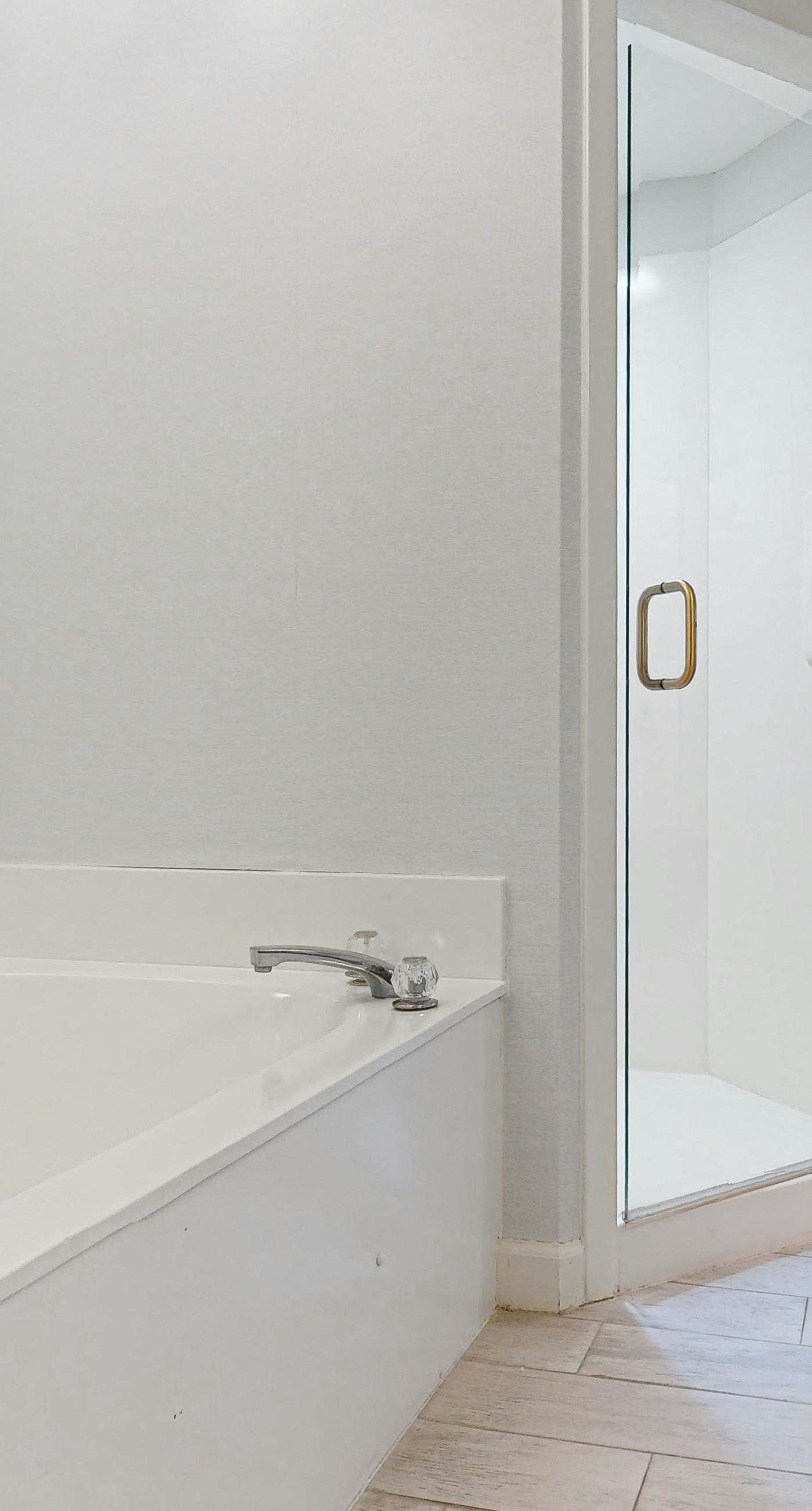 Elegant 9th-Floor Condo with Pools and Gym