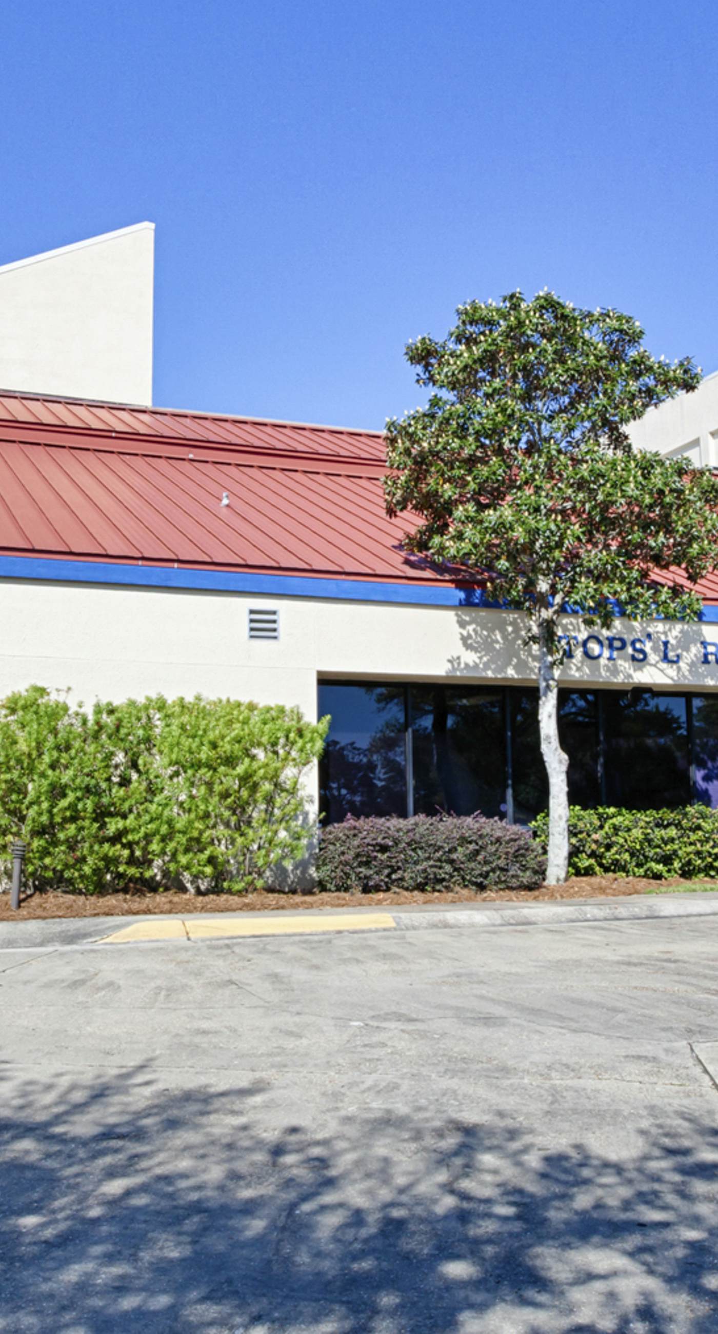 Elegant 9th-Floor Condo with Pools and Gym