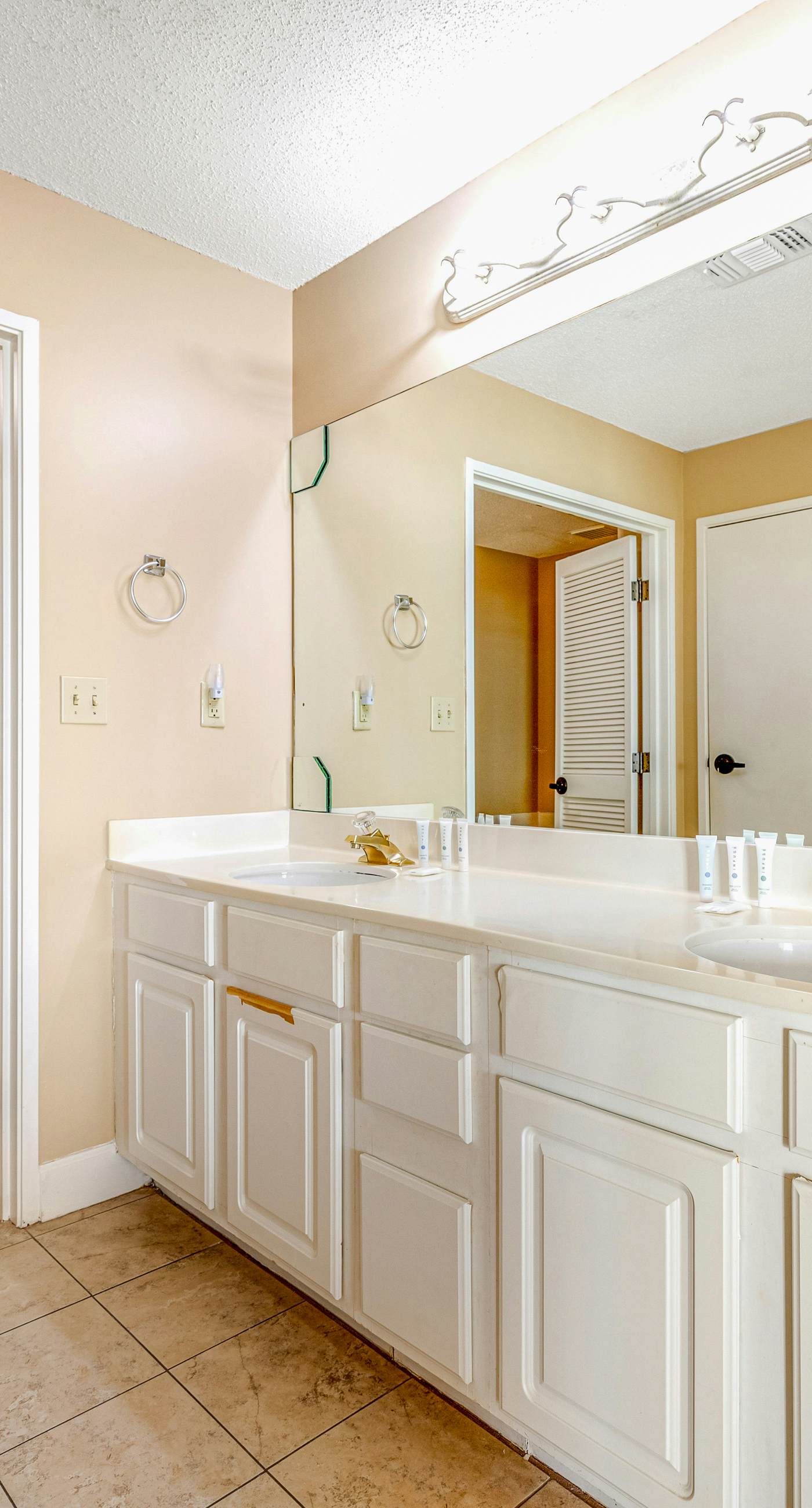 Bright Beachfront Condo with Pool and Balcony