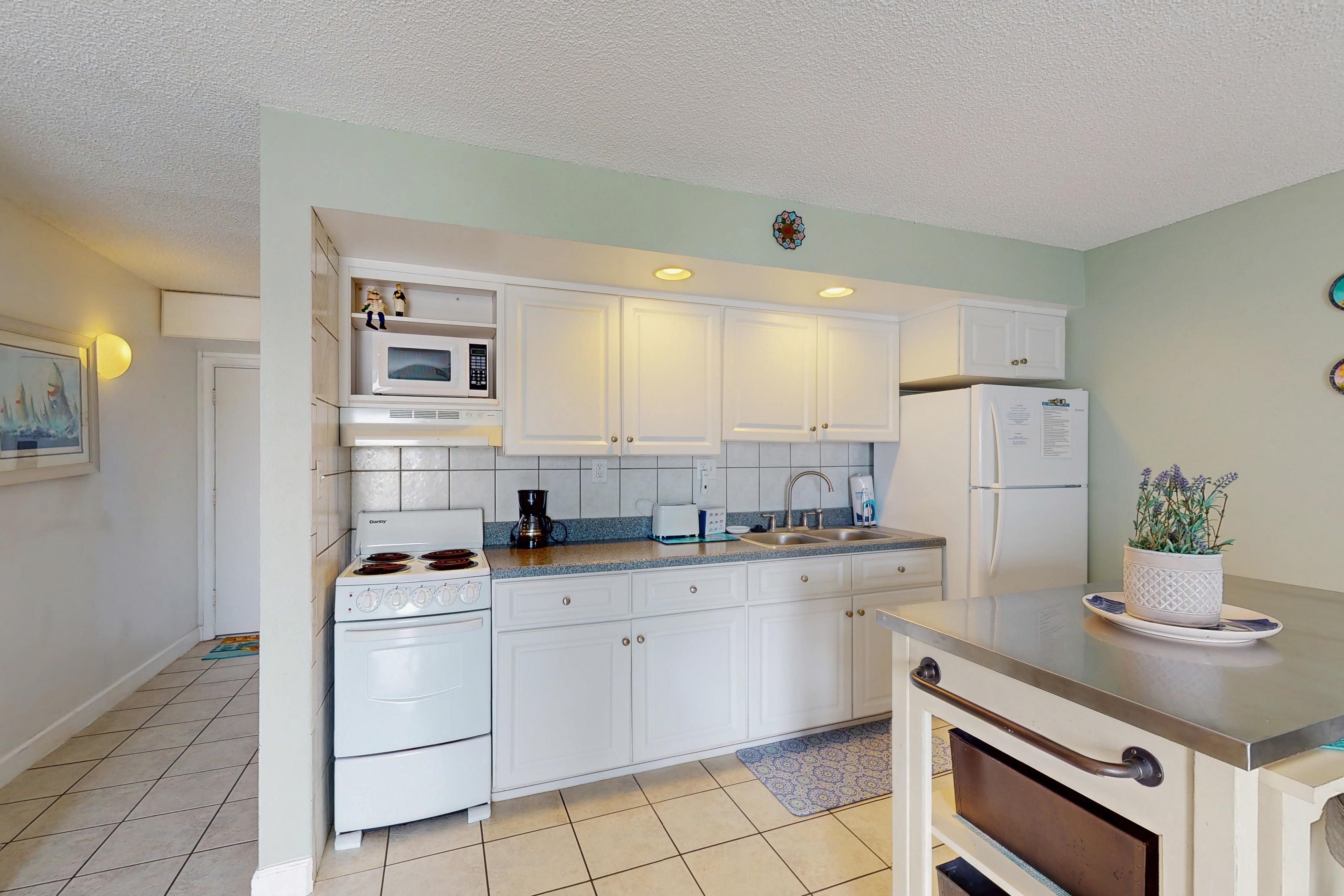 Relaxing Studio w/ Ocean Peek Views, Pool & Balcony Near the Beach