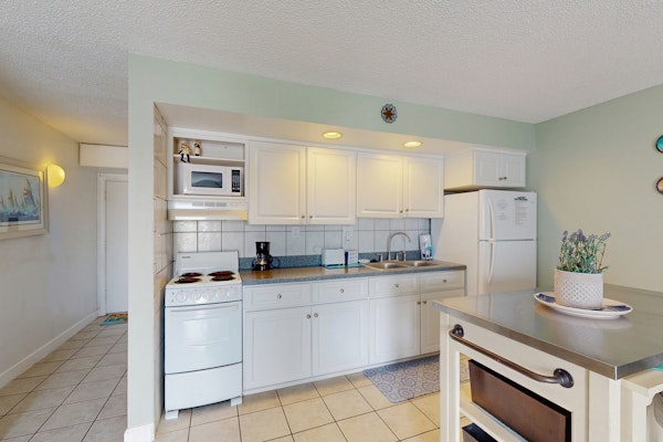 Relaxing Studio w/ Ocean Peek Views, Pool & Balcony Near the Beach