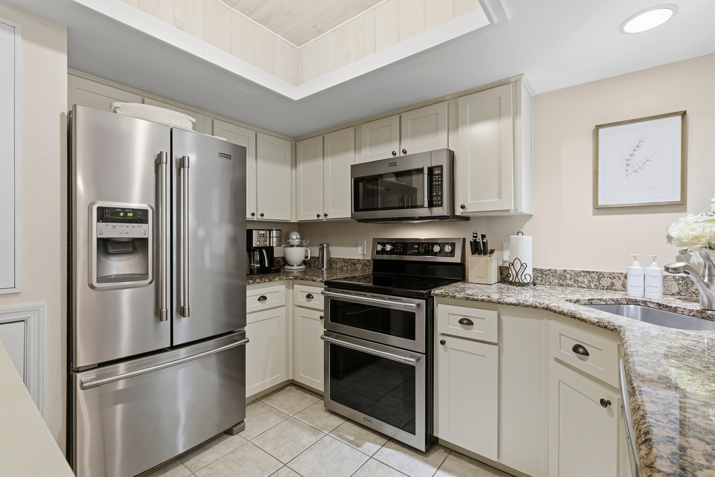 Spacious 2‑Story Veranda w/ Balcony, Walk to Beach, Pools & Tennis