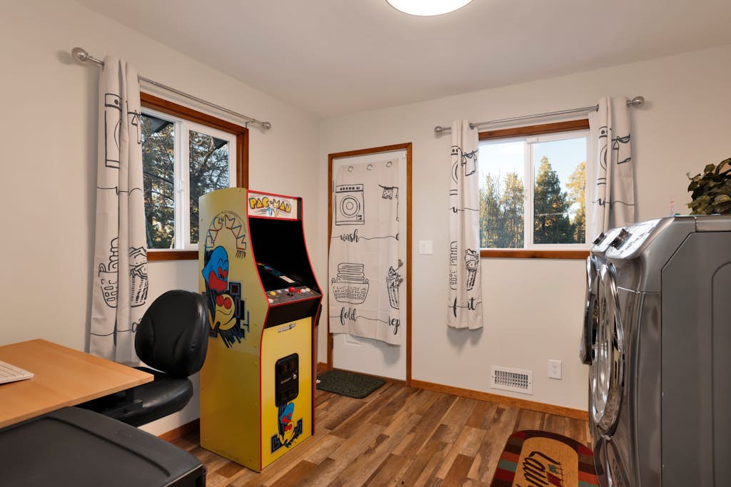 The Highland Getaway | Walk to Big Bear Village | Private Hot Tub + Fireplace