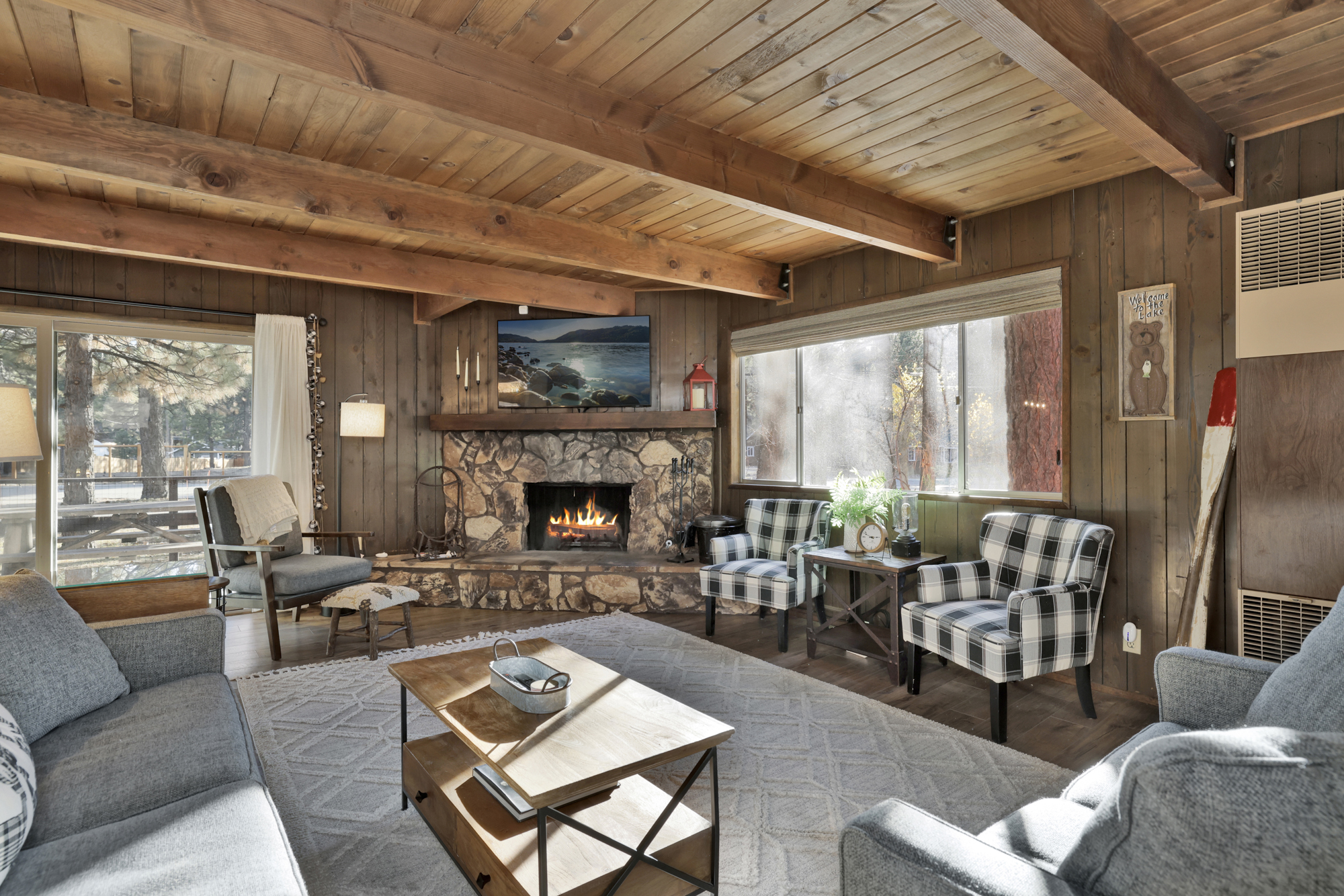 Willow Bear Lodge: Hot Tob, Shuttle Stop, Walk to the Lake | Book Your Big Bear Stay!