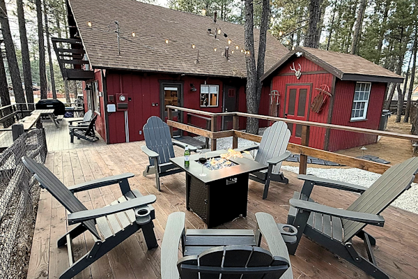 Willow Bear Lodge: Hot Tob, Shuttle Stop, Walk to the Lake | Book Your Big Bear Stay!