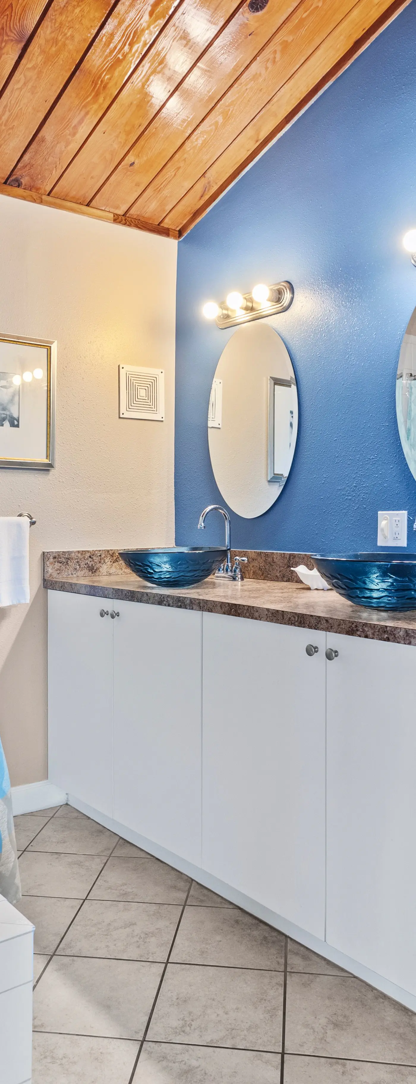 Oceanfront Inn Suite #12- Ocean View Balcony - King Bed