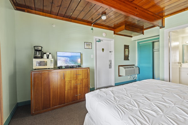 Oceanfront Inn, Partial Ocean View, King Bed, #7