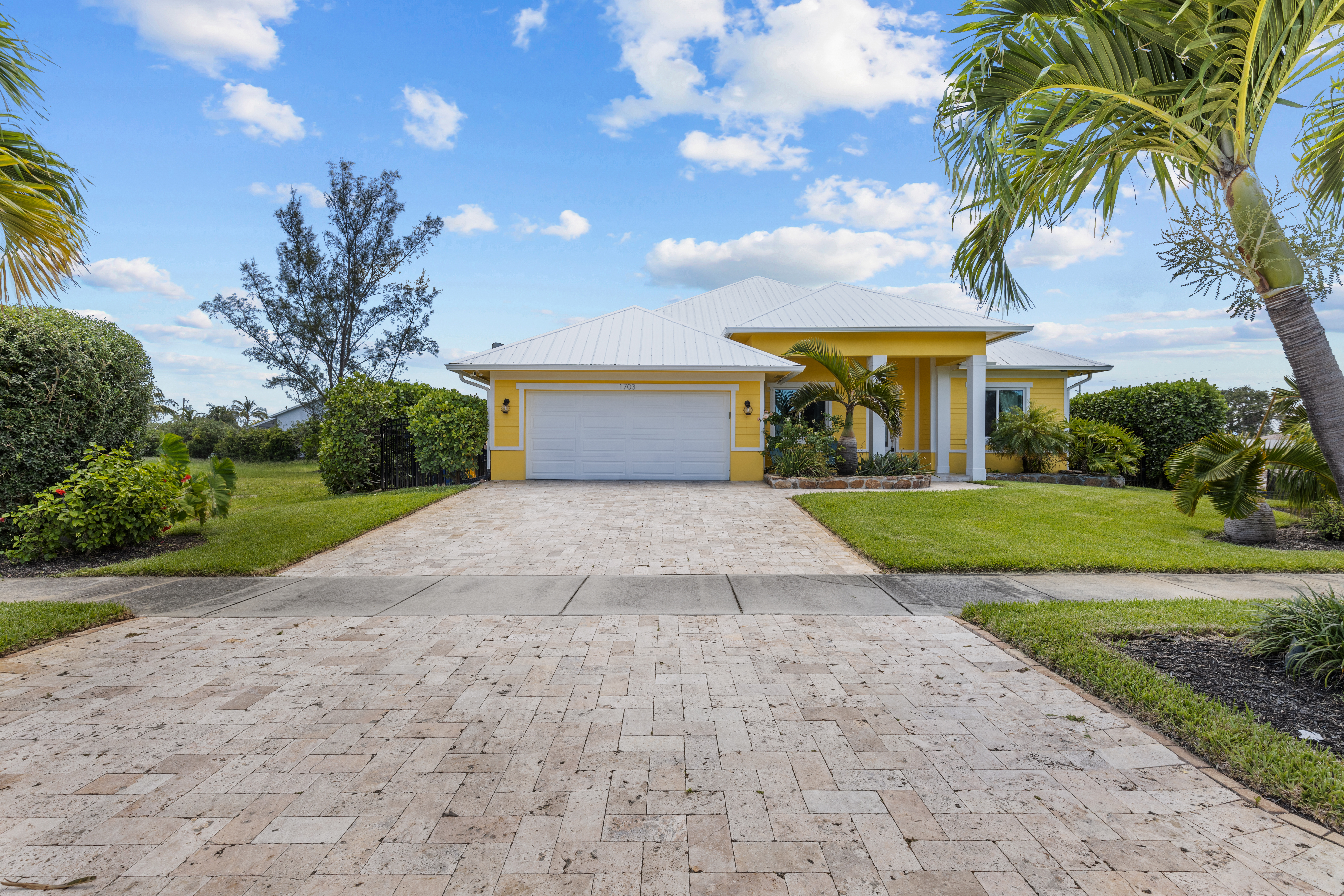 Luxurious 4-Bedroom Pool Home -Walk to Beach & Restaurants
