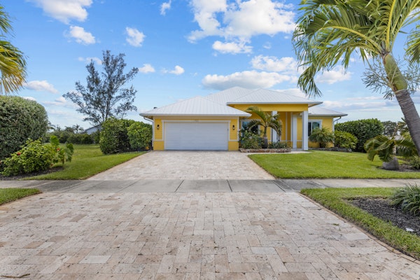 Luxurious 4-Bedroom Pool Home -Walk to Beach & Restaurants