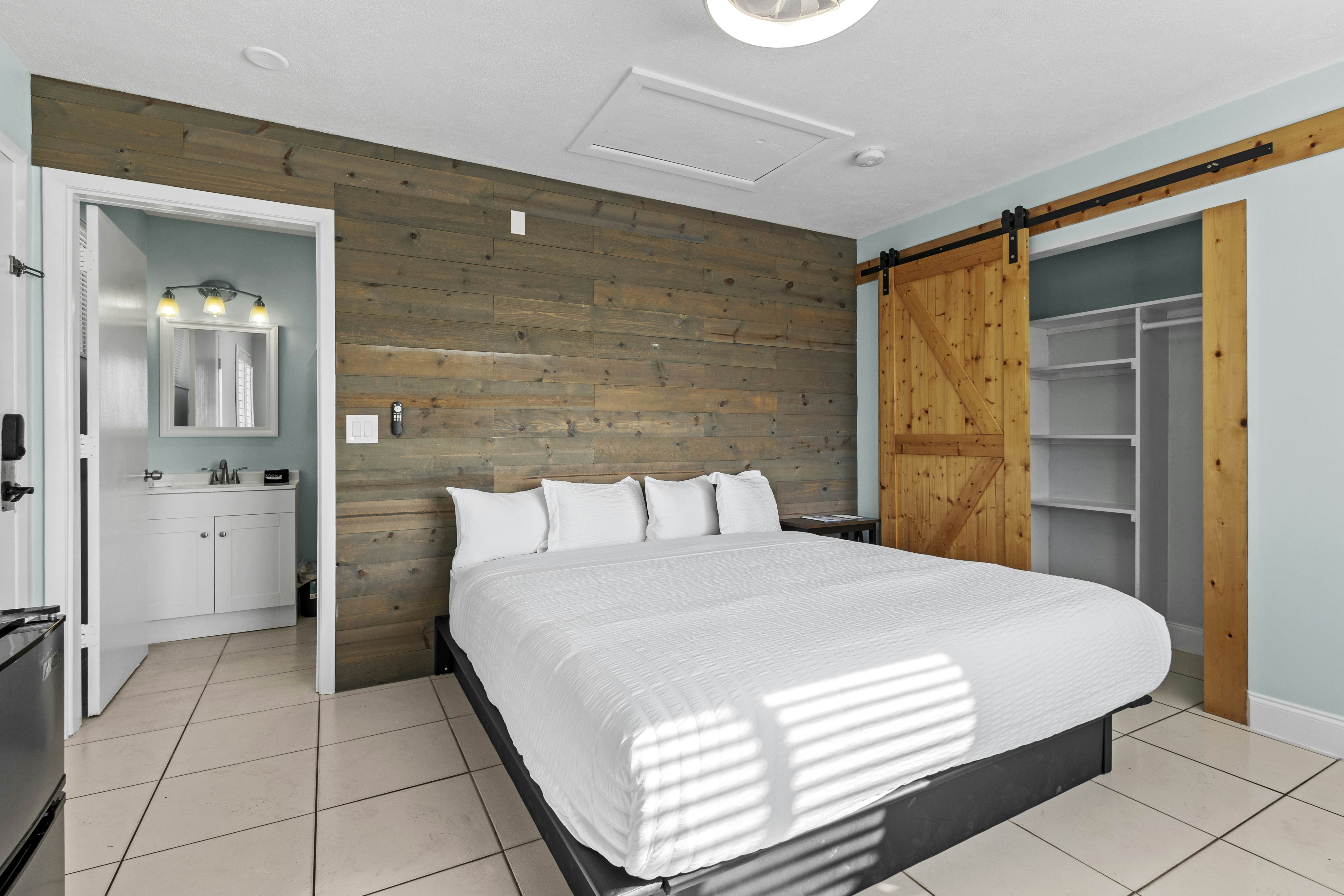 Oceanfront Inn Room #2 - Standard Room, King Bed