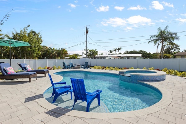 Premium Modern Pool Home- 1 Mile to Downtown & 3 Miles to Beaches