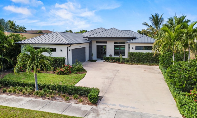 Luxurious & tropical 3-Bedroom coastal pool home