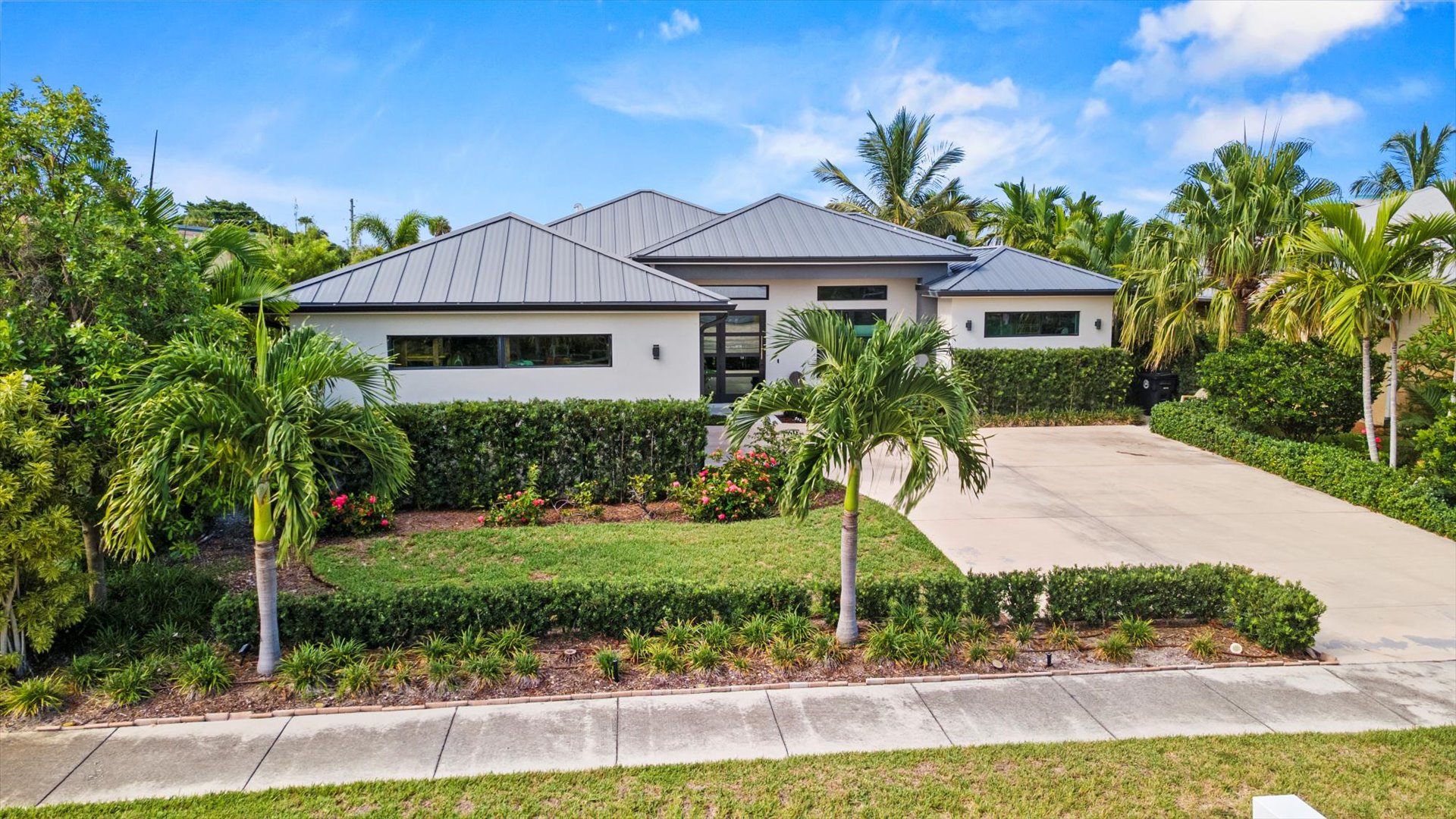 Luxurious & tropical 3-Bedroom coastal pool home