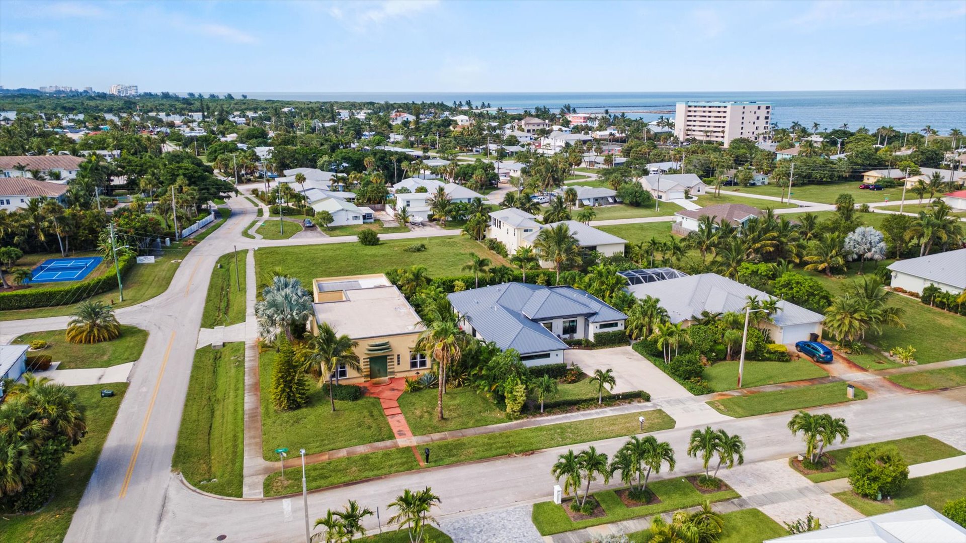 Luxurious & tropical 3-Bedroom coastal pool home