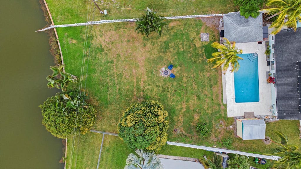 Lakehouse with Sunsets, Private Pool and Jacuzzi, 1Mi to Indian River Lagoon