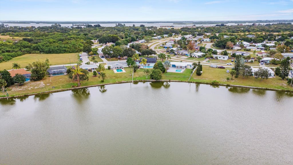 Lakehouse with Sunsets, Private Pool and Jacuzzi, 1Mi to Indian River Lagoon