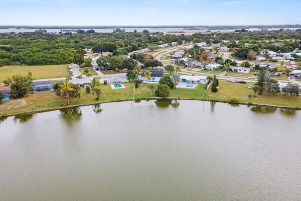Lakehouse with Sunsets, Private Pool and Jacuzzi, 1Mi to Indian River Lagoon