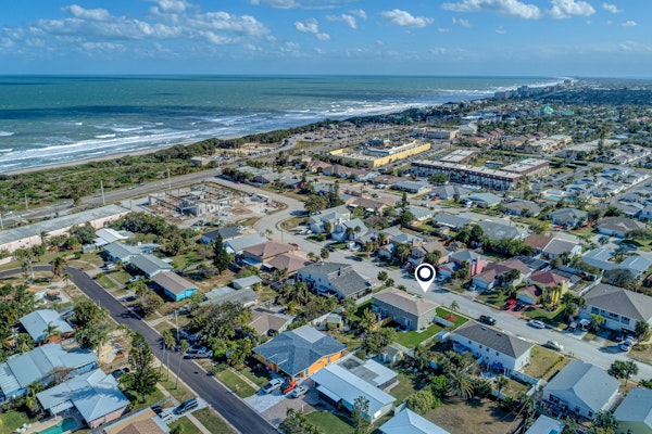 3BR/2.5BA Indialantic Duplex: Pet-Friendly Fenced Yard, Walk to Beach, Wet Bar & Private Balcony