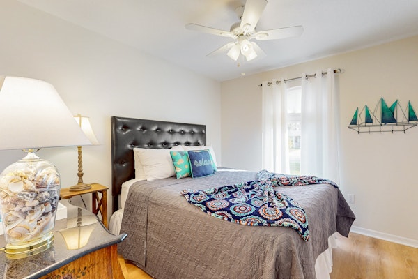 3BR snowbird-friendly home with enclosed yard, W/D