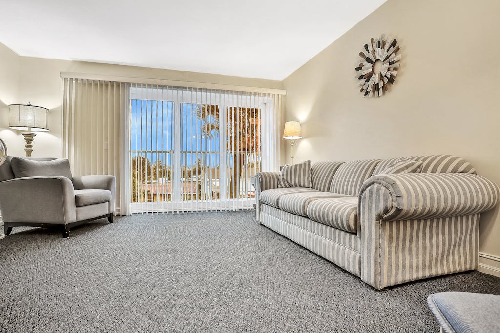 1BR Oceanfront 3rd-Floor | Beach access | Pool