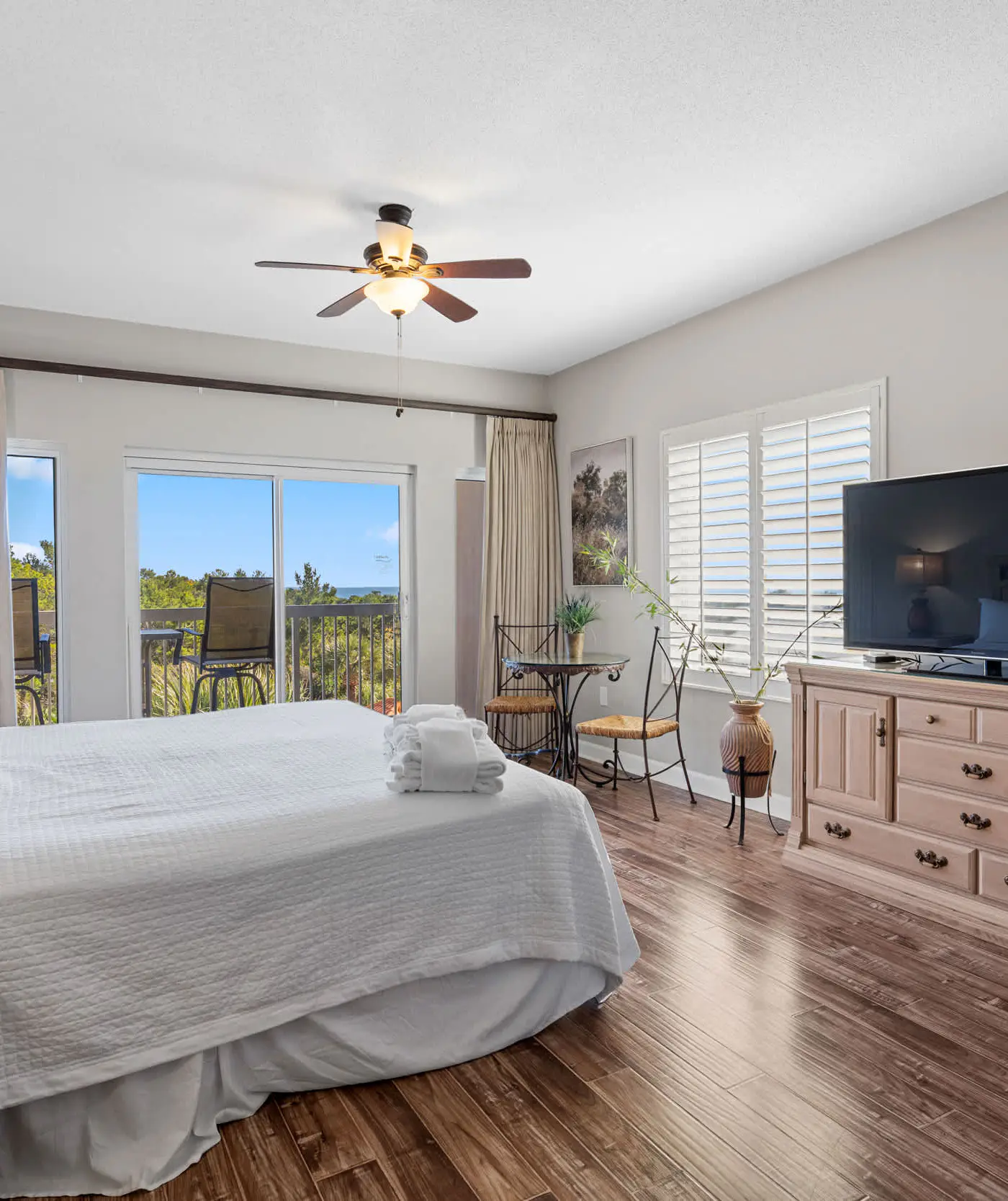 3BR condo w beach access & resort perks