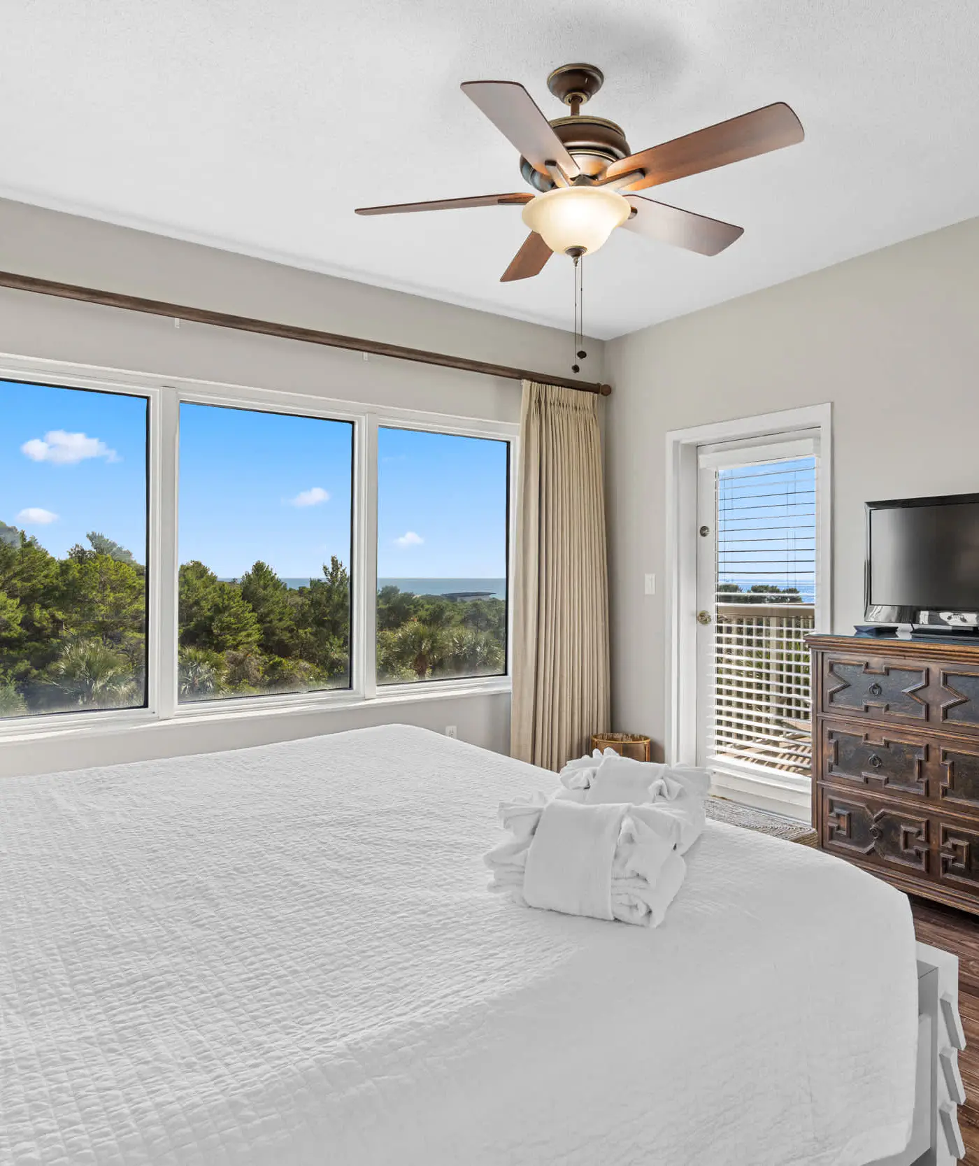 3BR condo w beach access & resort perks