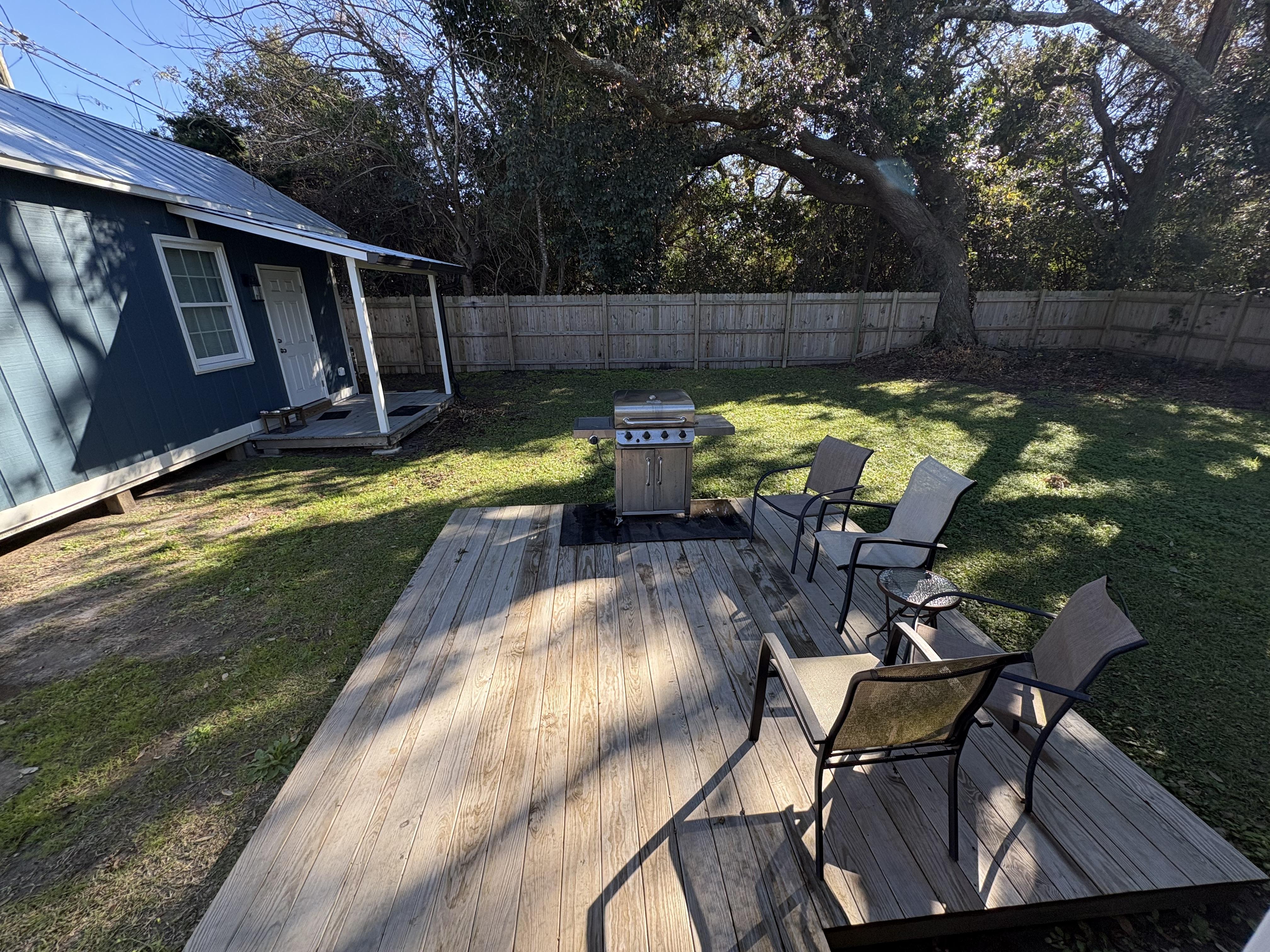 Coastal home with private separate guest house, gas grill and close to local beach