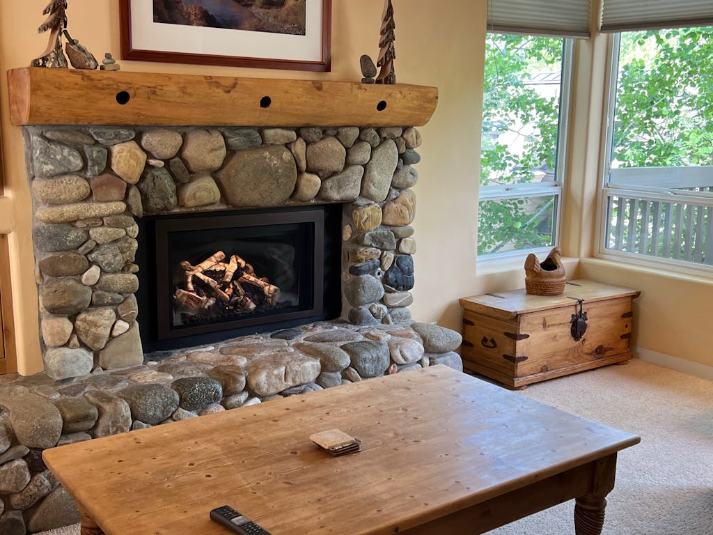 #215A-Great Location on the Bike/Ski path with garage: 10 minute Walk to Town & Lifts