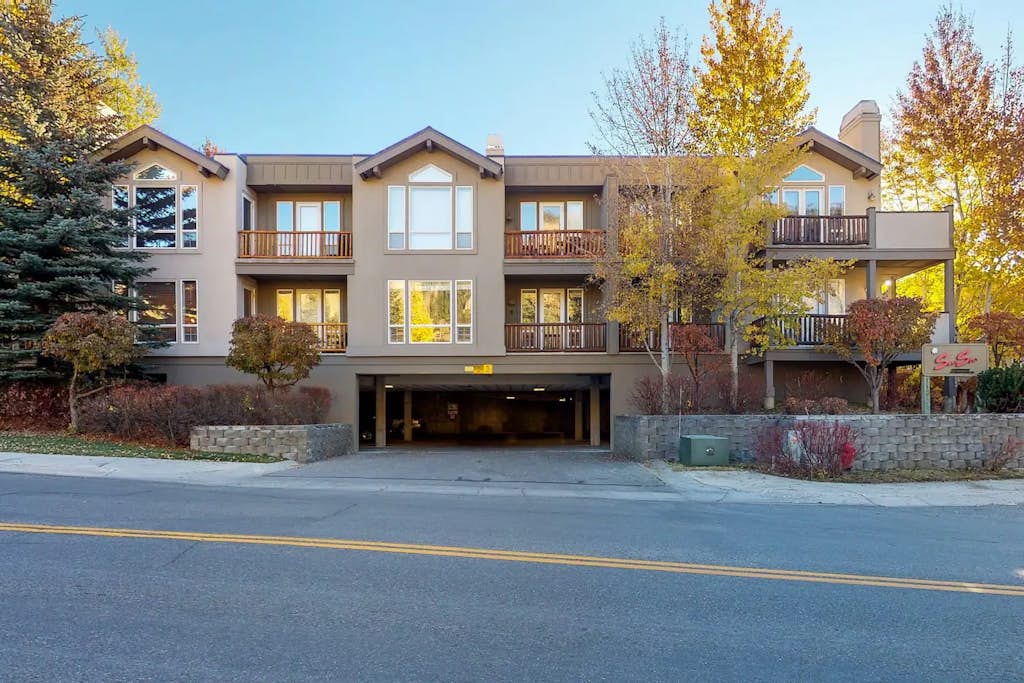 Snow Star Hideaway - Hot Tub, Gym, Walk to Ski Lift