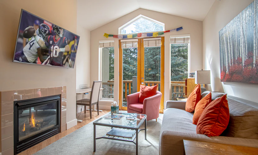 SnowStar Hideaway - Hot Tub, Gym, Walk to Ski Lift