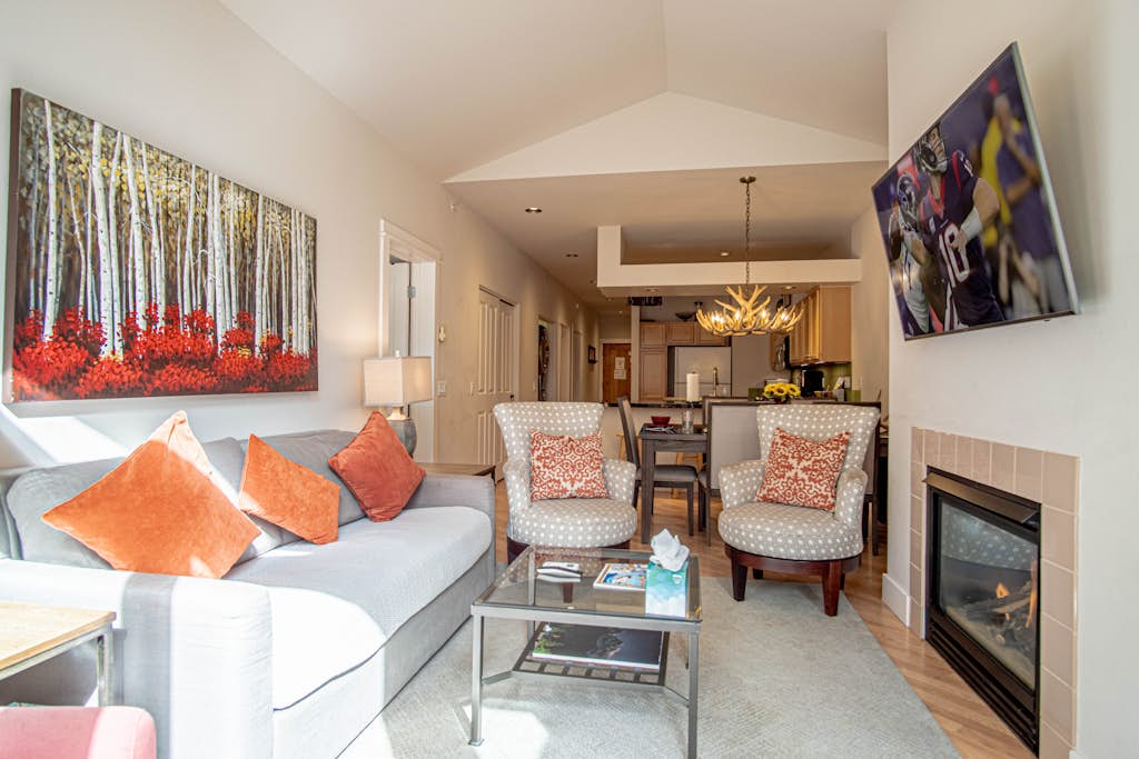 SnowStar Hideaway - Hot Tub, Gym, Walk to Ski Lift
