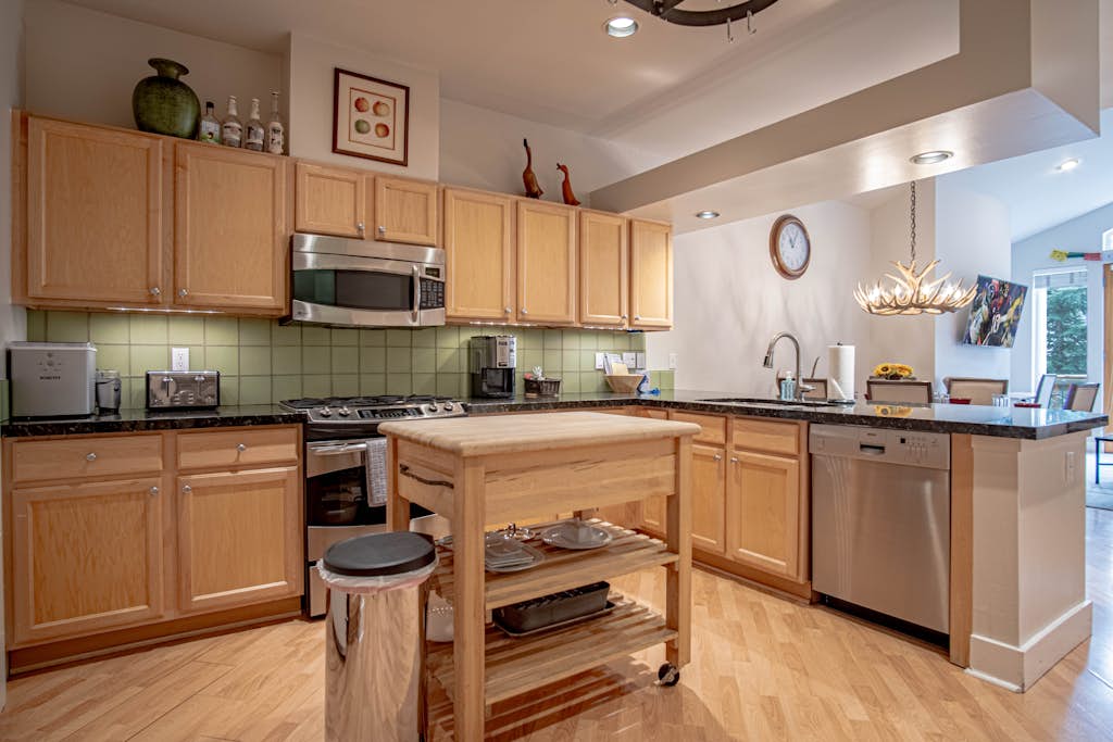 SnowStar Hideaway - Hot Tub, Gym, Walk to Ski Lift