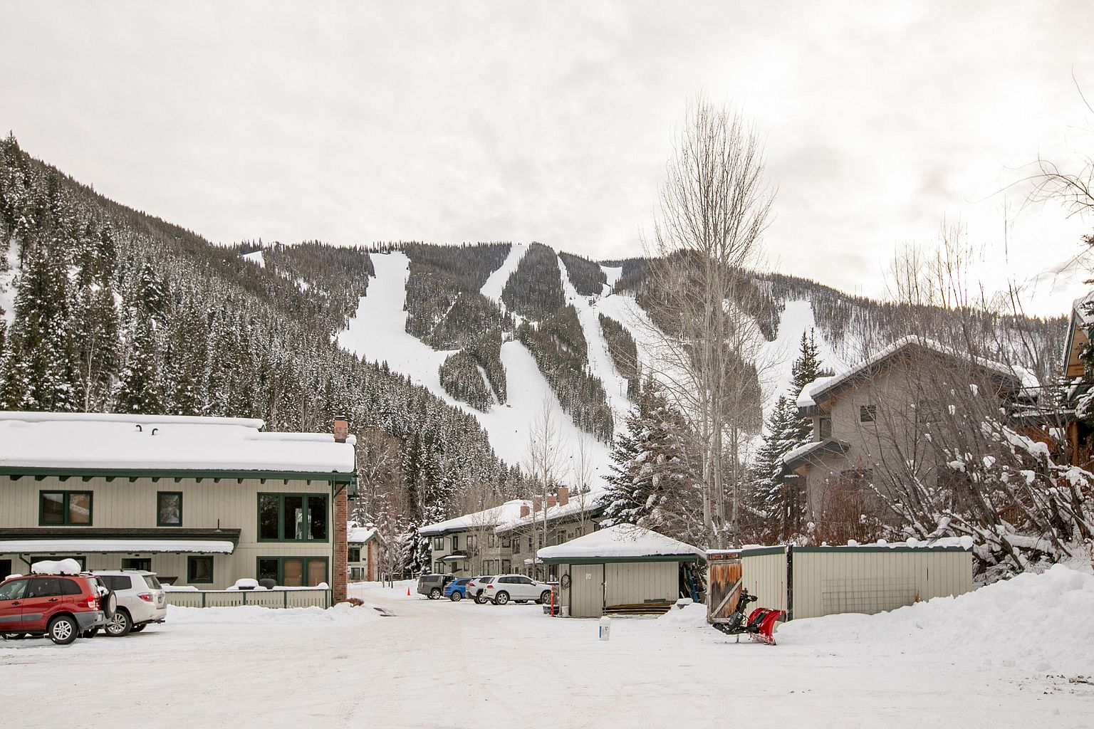 Next to Warm Springs Lifts-Hot tub, Pool & Tennis!
