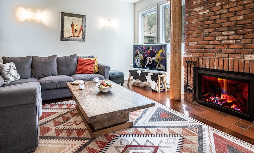 Next to Warm Springs Lifts-Hot tub, Pool & Tennis!