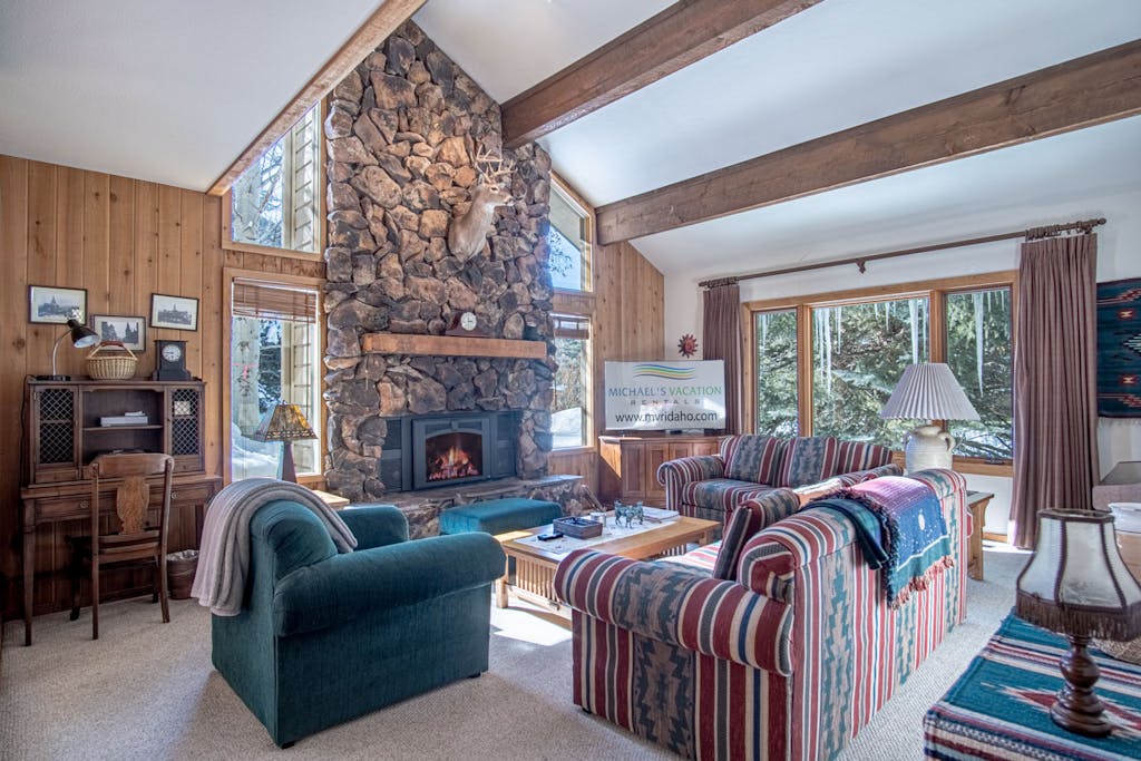 #104 Private Hot Tub, 2 car garage, abundant parking, Elkhorn Amenities