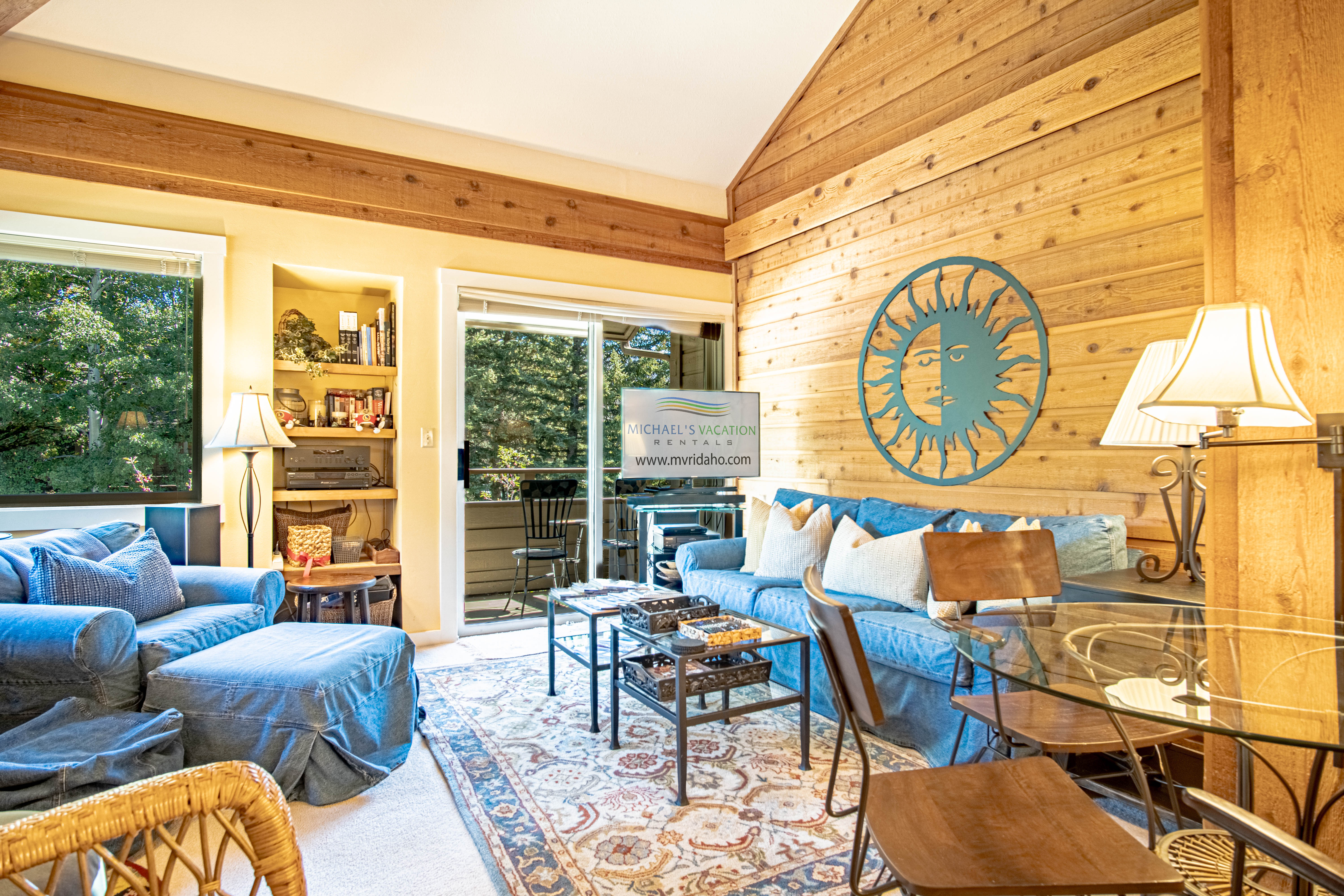 Bluff Condo + Free guest passes to Elkhorn Resort amenities included!